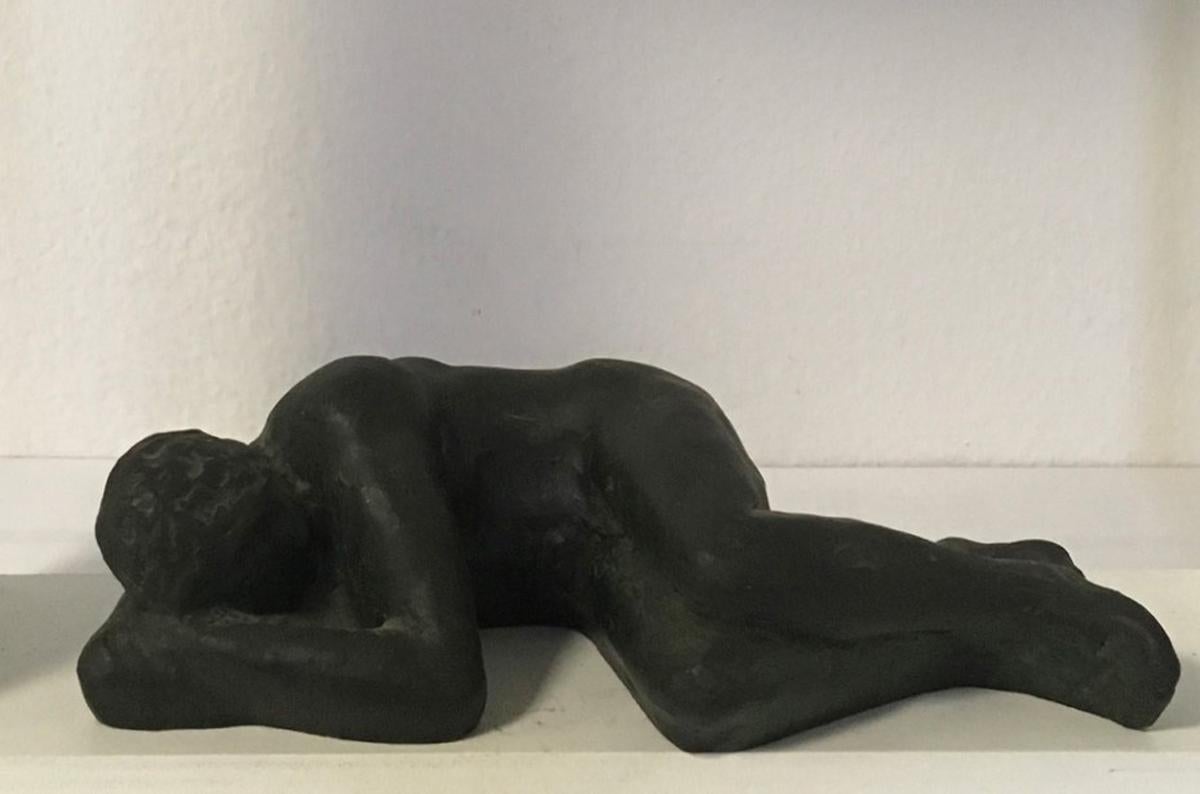 Sleeping Body von Sergio Monari 1985 Figurative Skulptur aus patinierter Bronzeguss im Angebot 3