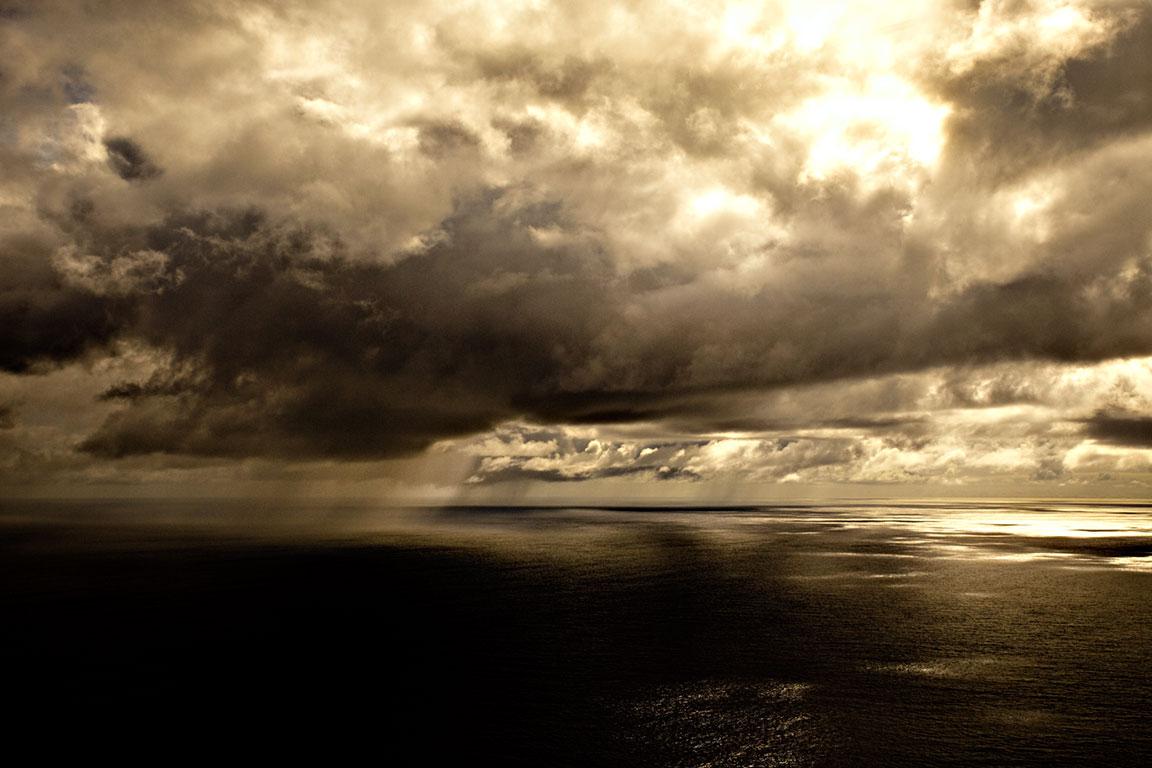 Sergio Ranalli Landscape Photograph – Tropensturm I, Sonnenuntergang im Atlantic, Brasilien