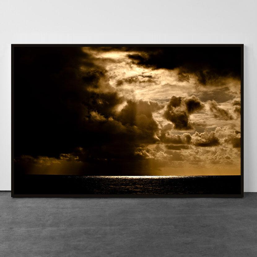 Tempête tropicale IV, coucher de soleil dans l'océan Atlantique, Brésil - Photograph de Sergio Ranalli