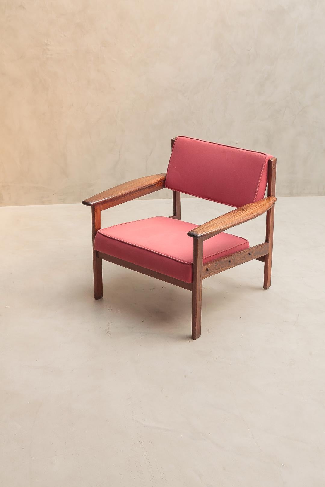 Drummond-Sessel von Sergio Rodrigues, 60er-Jahre, massives Palisanderholz, brasilianisches modernes Design (Stoff) im Angebot
