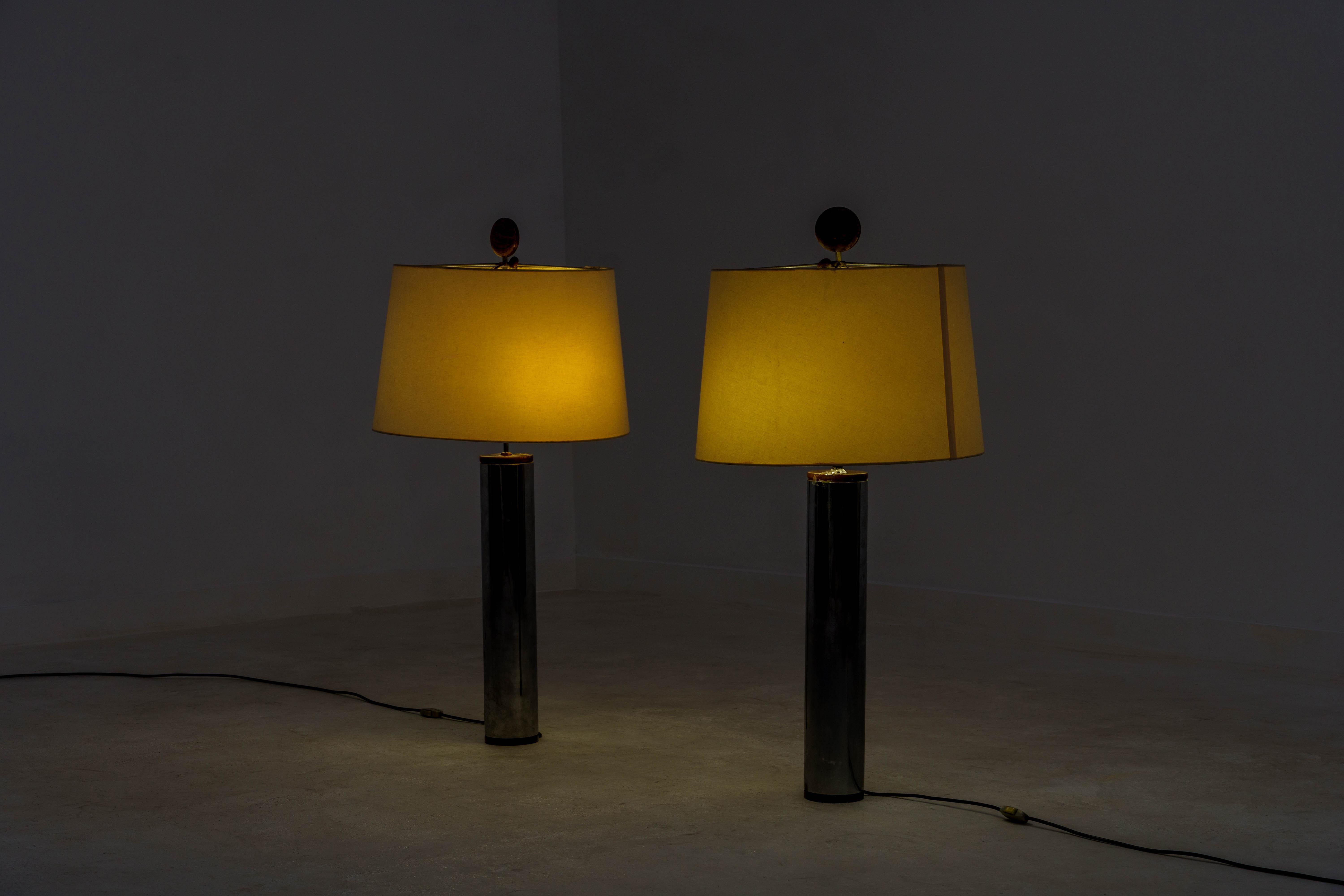 The Abajur J.Hirth is a table lamp designed by Sérgio Rodrigues in 1960. It is characterized by its simple yet elegant form, with a slender metal base and a cylindrical shade. The lamp is named after Johann Hirth, a friend of Rodrigues. The Abajur