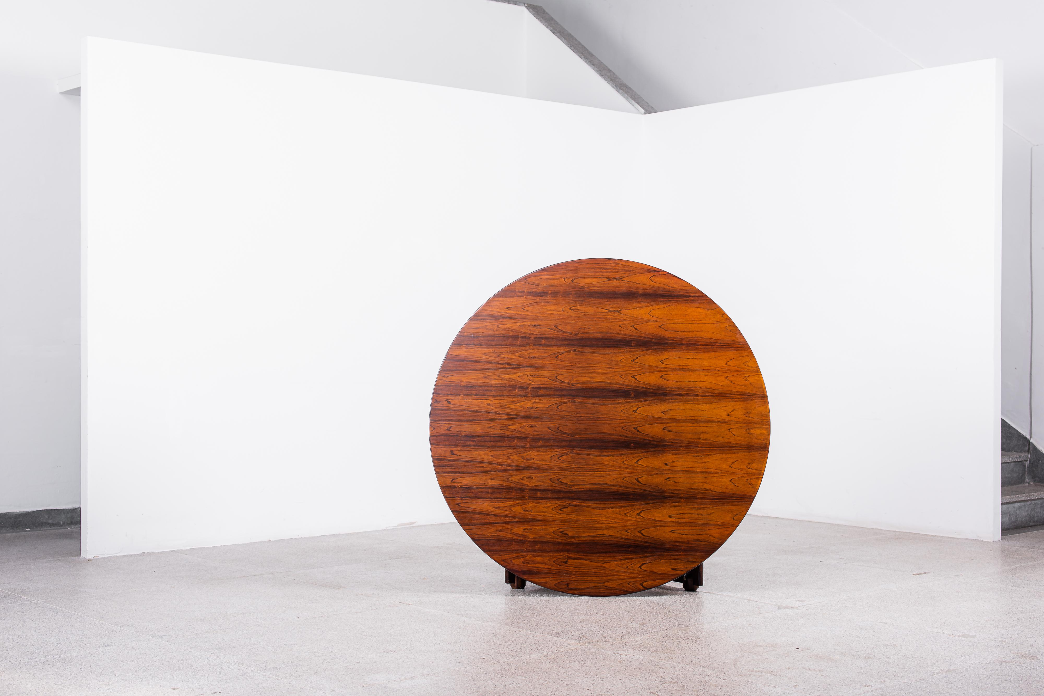 Designed in 1960 by Sergio Rodrigues, this modern dining table is made of Rosewood (Jacaranda).

Created by Sergio Rodrigues in 1960, the round dining table, named as 