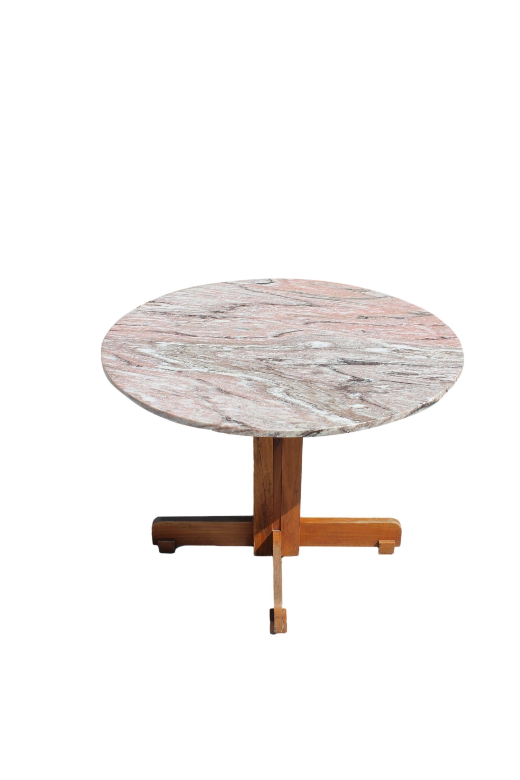 Original and vintage condition Alex dining table by Sergio Rodrigues, has the structure in solid Rosewood with central base. The marble top presents grains of beige, white, green, and pink, fabulous and exclusive.

P.S. Colors may vary.
 