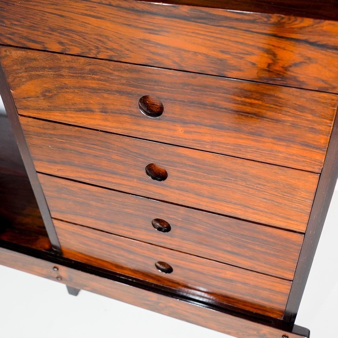 Brazilian Sergio Rodrigues Bookcase Adolpho in Jacaranda Wood for OCA, Brazil, 1960 For Sale