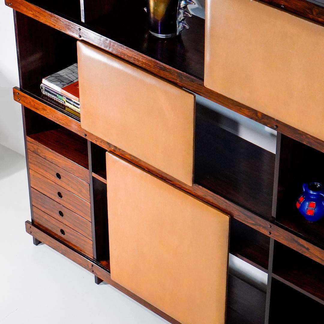 Sergio Rodrigues Bookcase Adolpho in Jacaranda Wood for OCA, Brazil, 1960 In Excellent Condition For Sale In Curitiba, PR