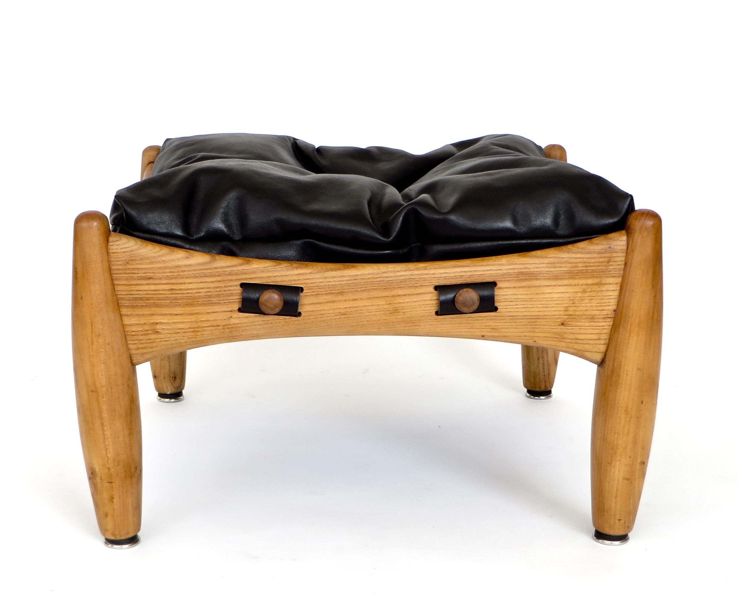 The iconic Brazilian designer Sergio Rodrigues Sheriff model stool in Jacaranda wood with black leather cushion. Footstool only.
In 1961 the armchair was prized at the IV Furniture Biennial in Italy. This footstool has its original tag of ISA