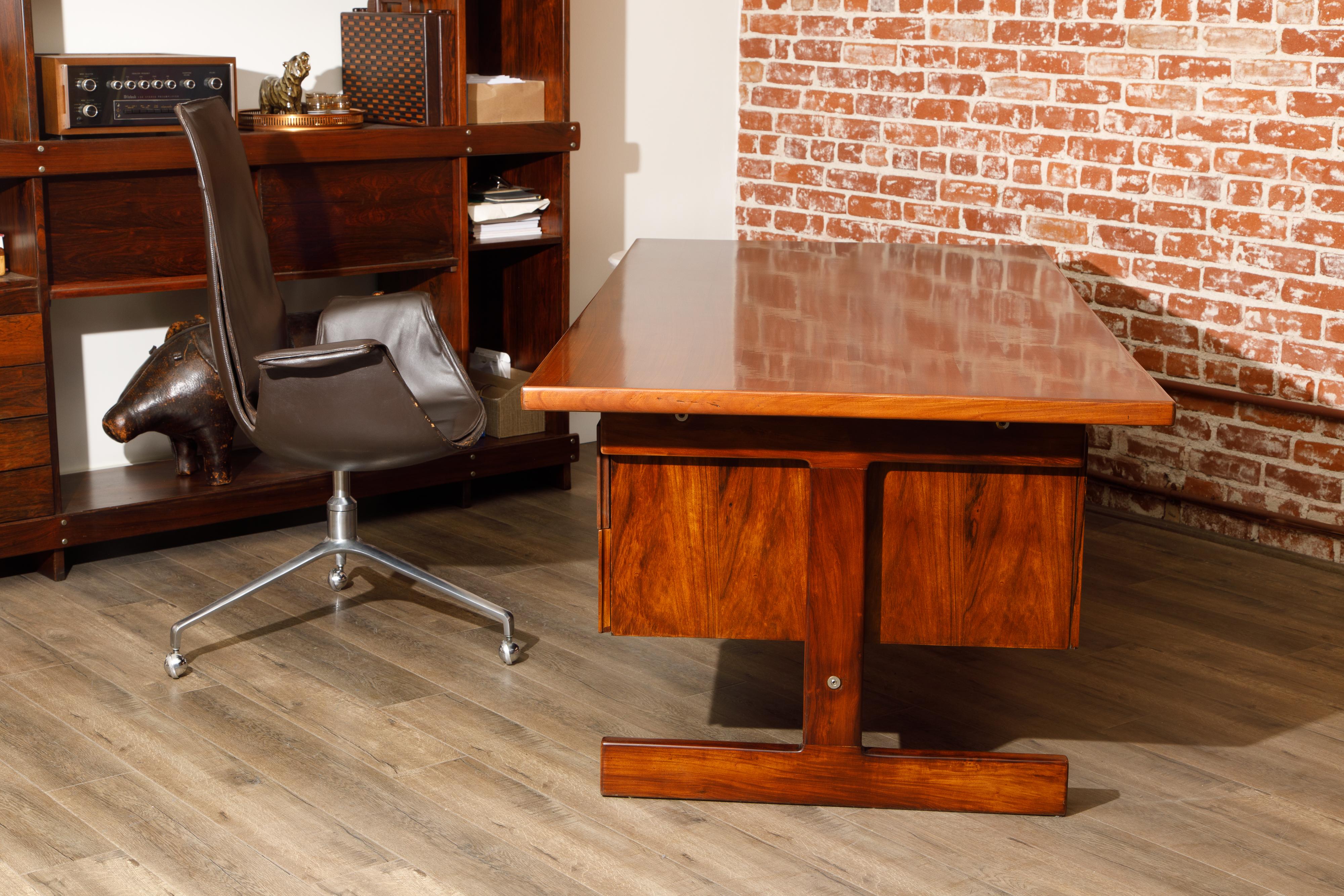 Sergio Rodrigues Brazilian Modern Rosewood Executive Desk, c 1960s, Brazil For Sale 6
