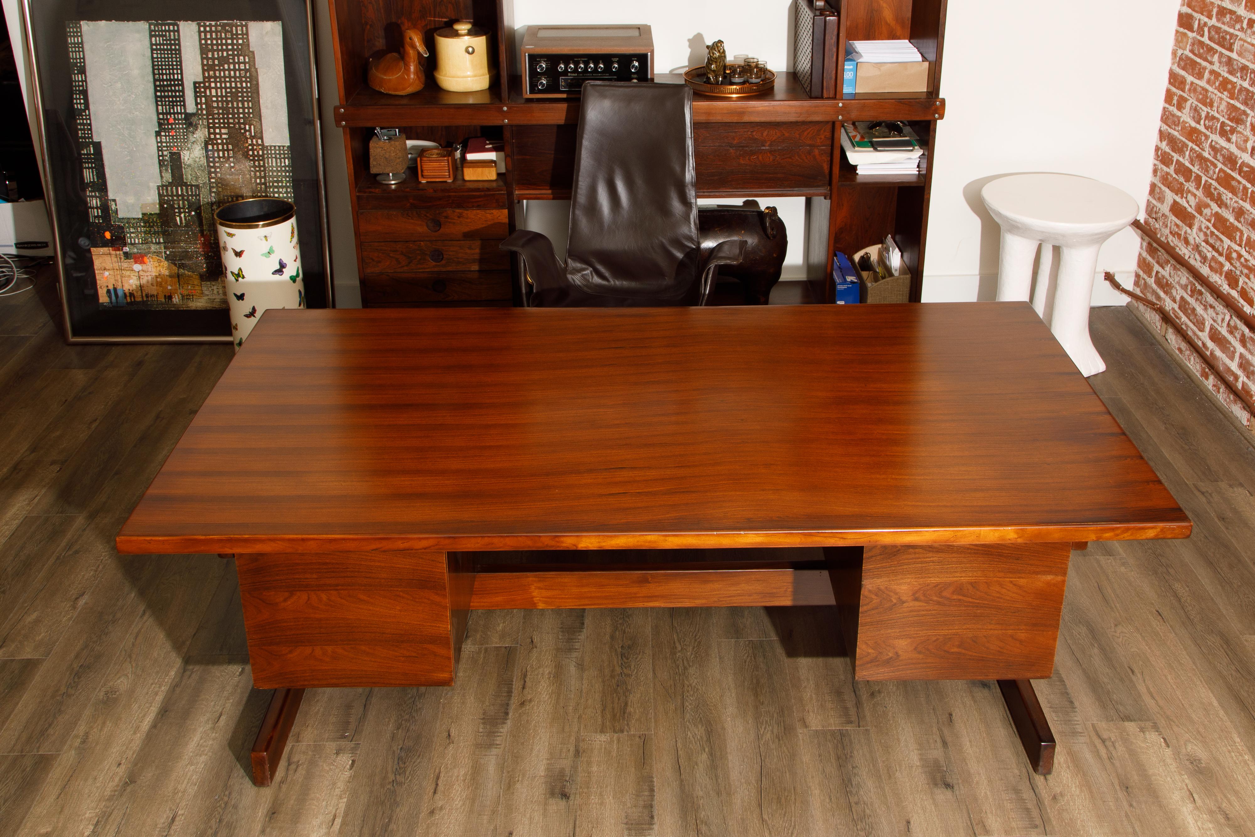Sergio Rodrigues Brazilian Modern Rosewood Executive Desk, c 1960s, Brazil In Good Condition For Sale In Los Angeles, CA
