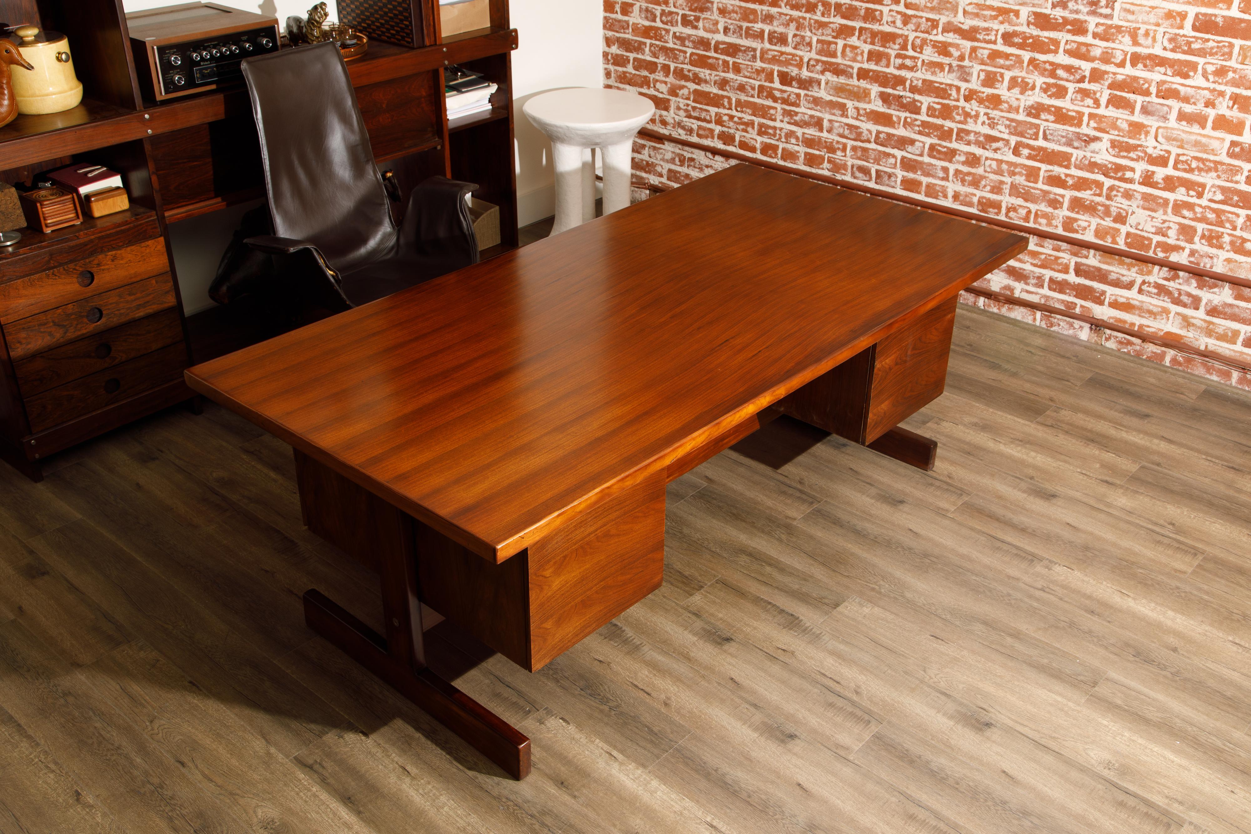 Sergio Rodrigues Brazilian Modern Rosewood Executive Desk, c 1960s, Brazil For Sale 2