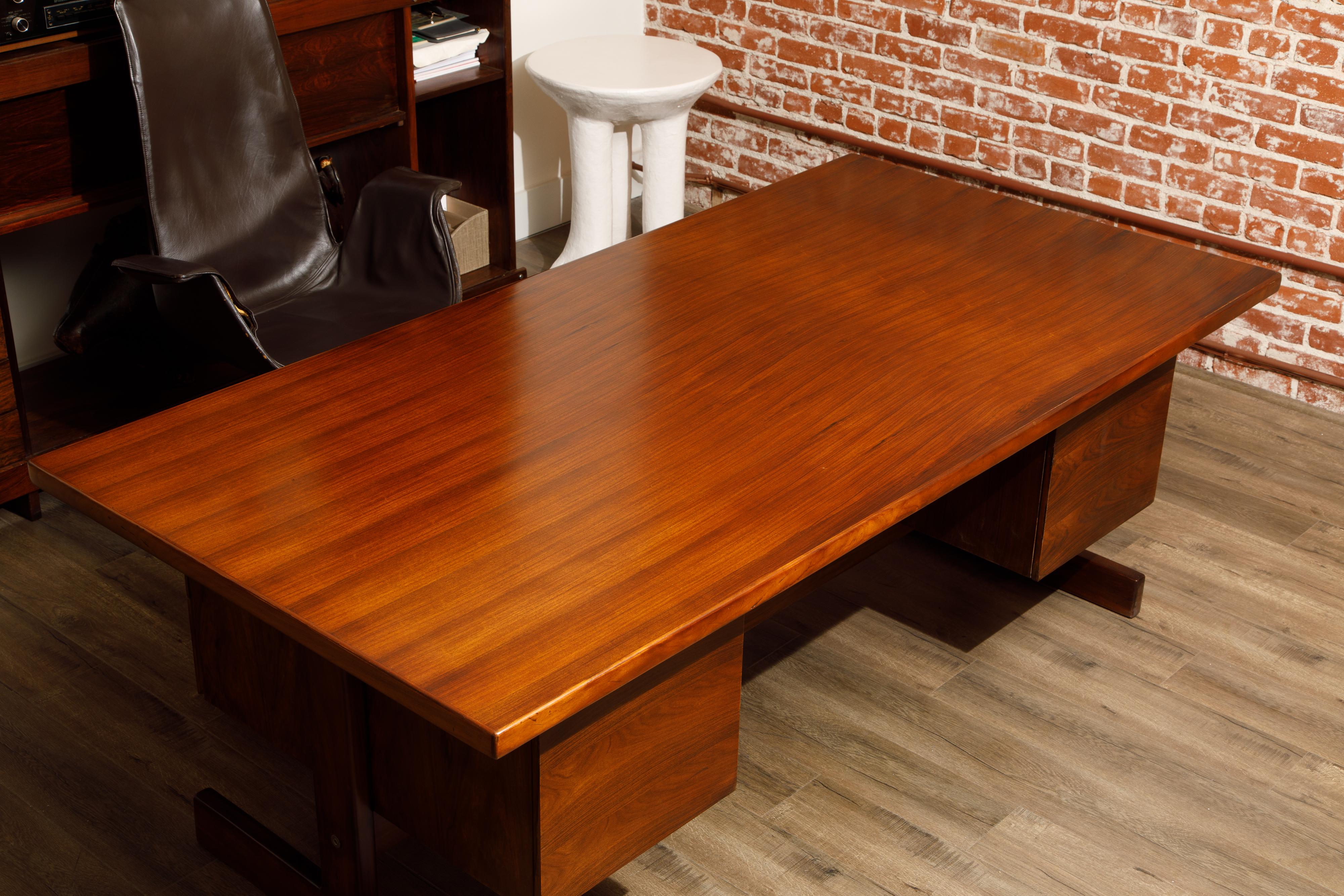 Sergio Rodrigues Brazilian Modern Rosewood Executive Desk, c 1960s, Brazil For Sale 3