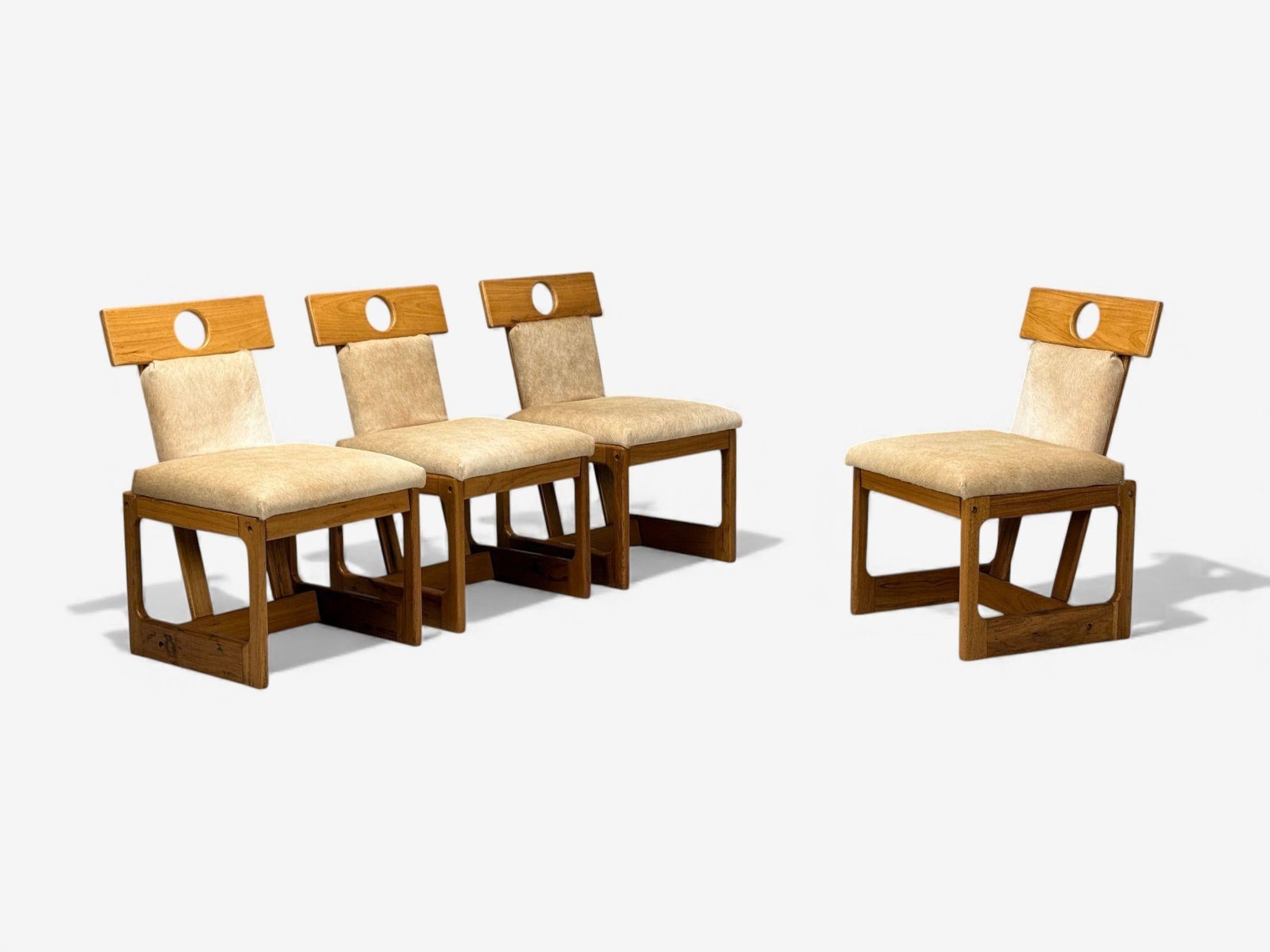 Sergio Rodrigues, Cavoina, Cowhide, Four Cuiabá Dining Chairs, Brazil, 1985 (Moderne der Mitte des Jahrhunderts) im Angebot