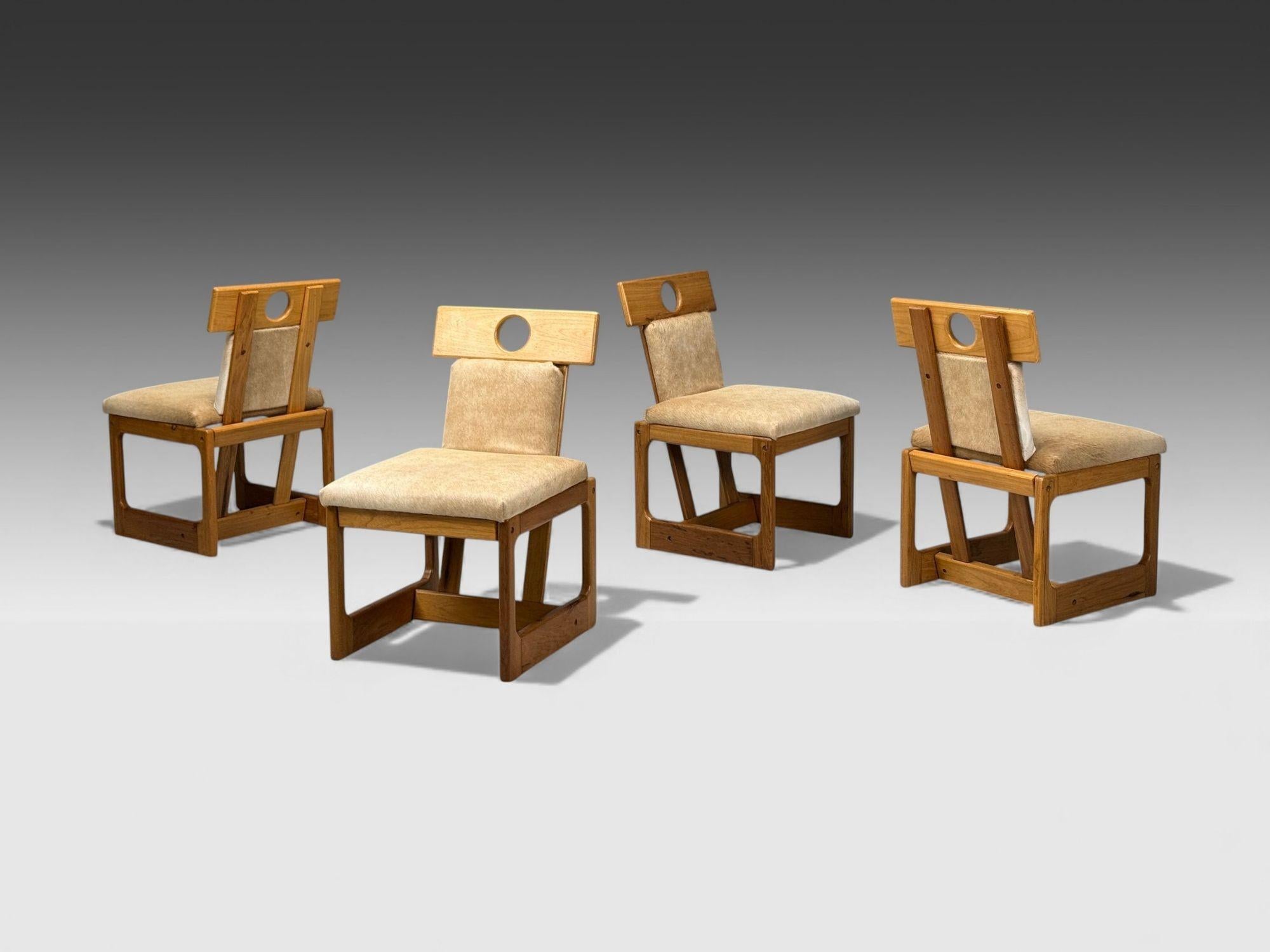 Sergio Rodrigues, Cavoina, Cowhide, Four Cuiabá Dining Chairs, Brazil, 1985 (Brasilianisch) im Angebot