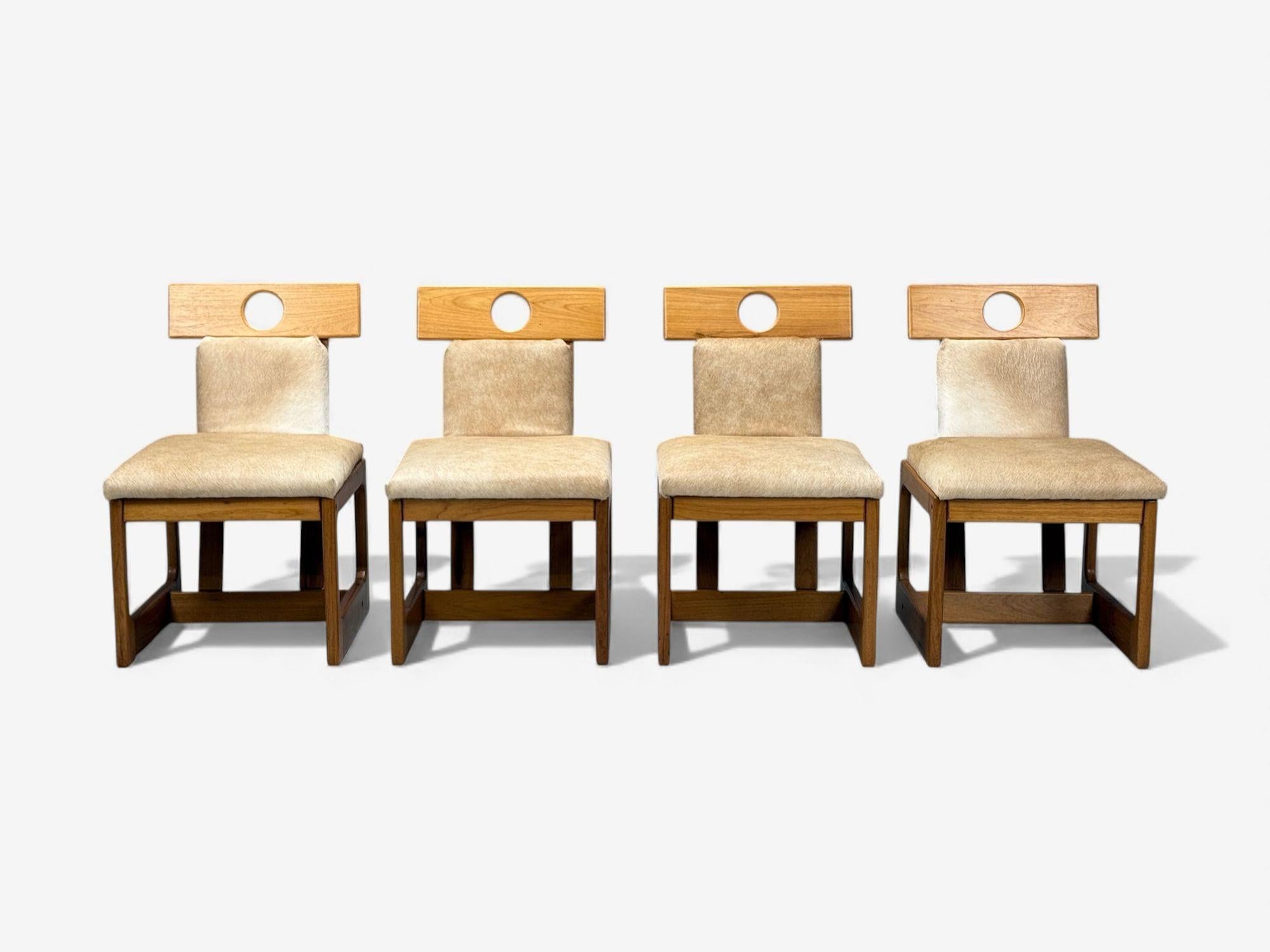 Sergio Rodrigues, Cavoina, Cowhide, Four Cuiabá Dining Chairs, Brazil, 1985 im Zustand „Gut“ im Angebot in Manhasset, NY
