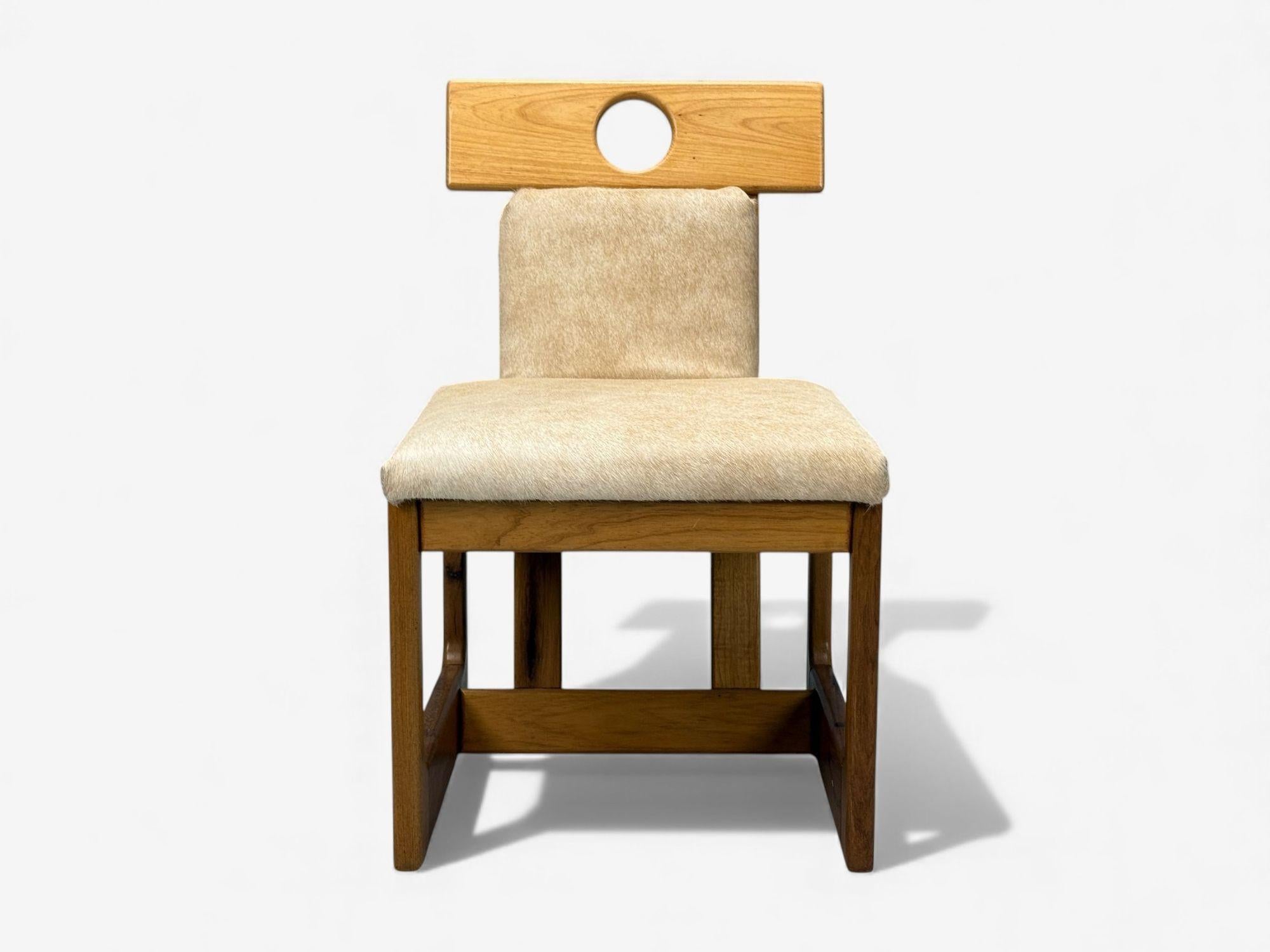 Sergio Rodrigues, Cavoina, Cowhide, Four Cuiabá Dining Chairs, Brazil, 1985 (Ende des 20. Jahrhunderts) im Angebot