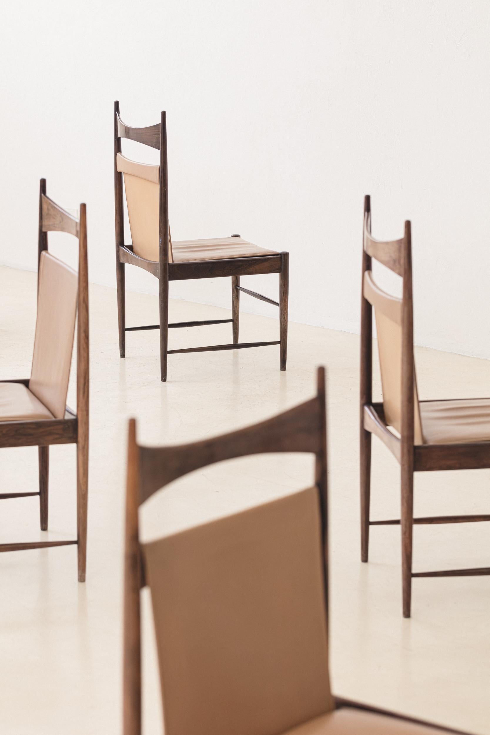 Sergio Rodrigues Dining Chairs, Rosewood veneers, Leather, Brazil, 1950s For Sale 3