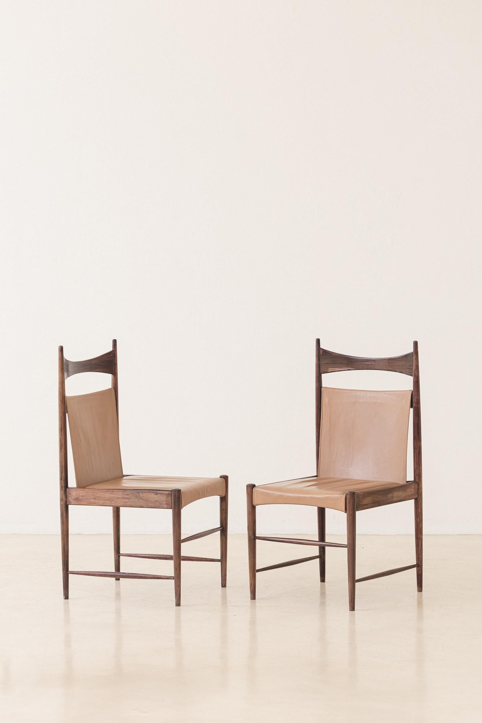 Sergio Rodrigues Dining Chairs, Rosewood veneers, Leather, Brazil, 1950s In Good Condition For Sale In New York, NY