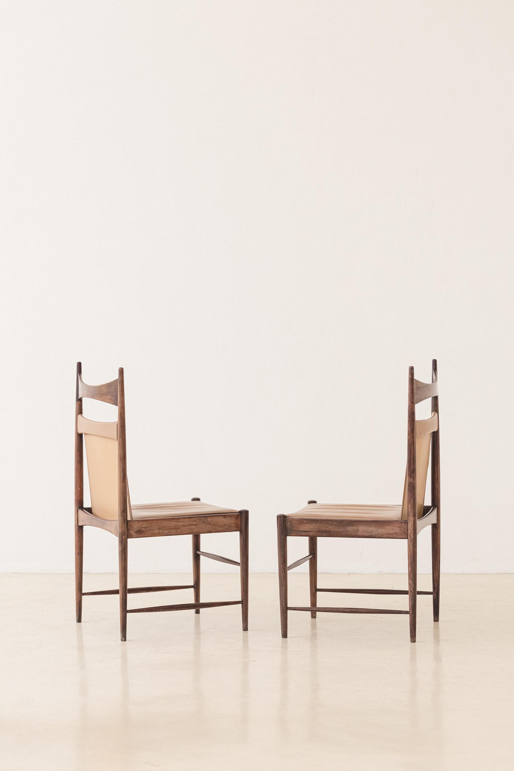 Mid-20th Century Sergio Rodrigues Dining Chairs, Rosewood veneers, Leather, Brazil, 1950s For Sale