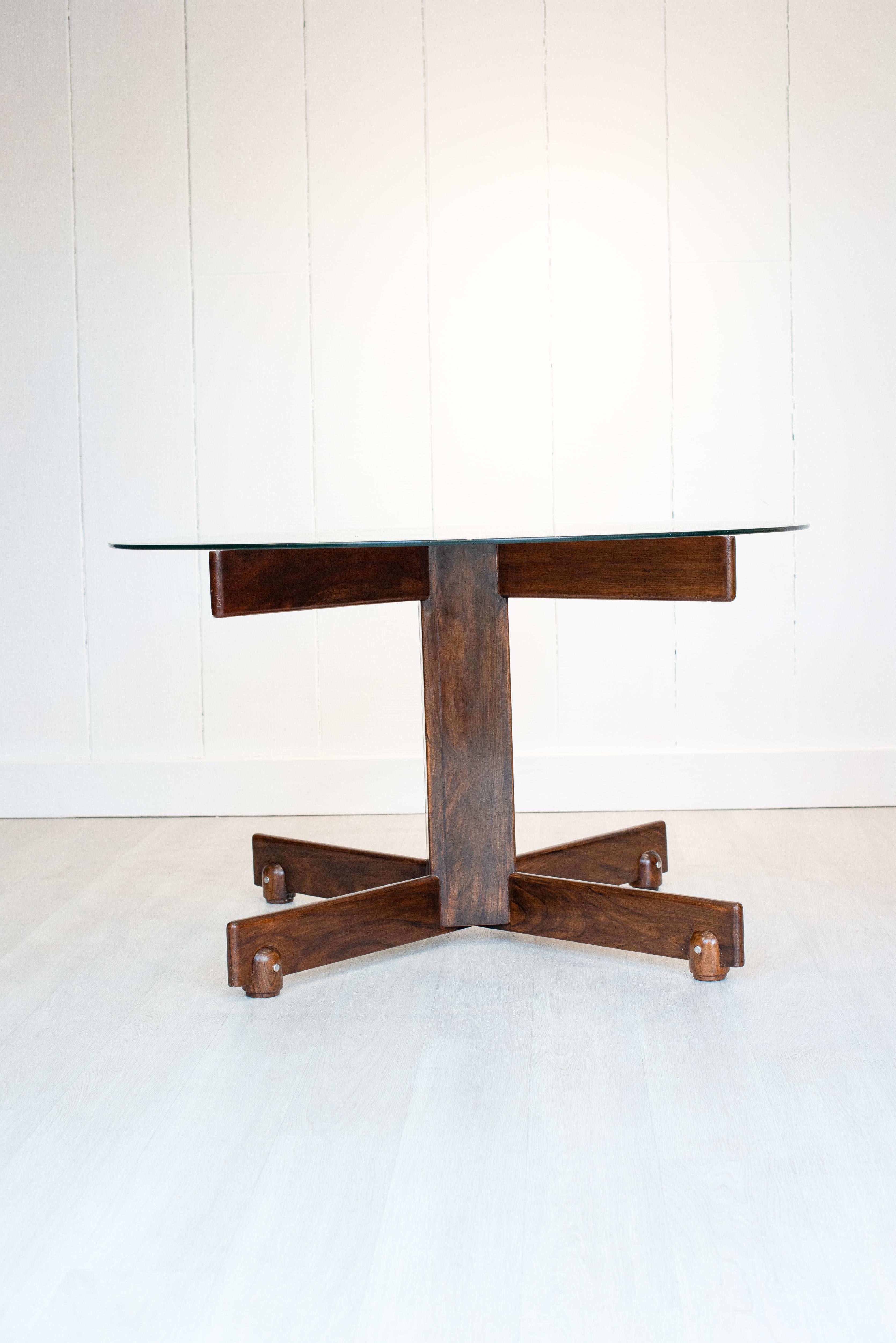 Designed in 1960 by Sergio Rodrigues, this model dining table 