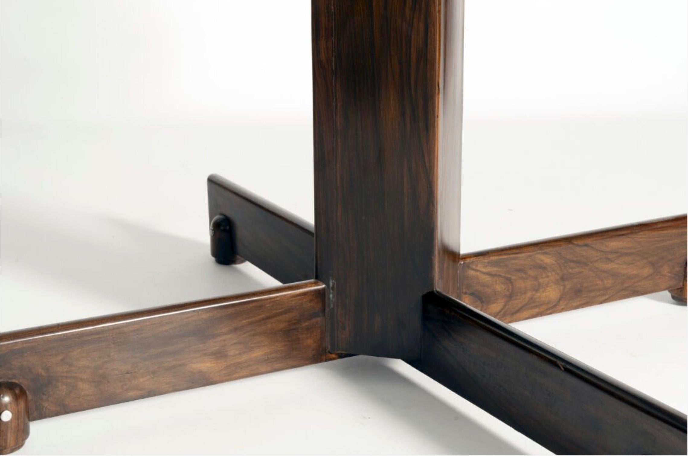 Conçue en 1960 par Sergio Rodrigues, cette table modèle 
