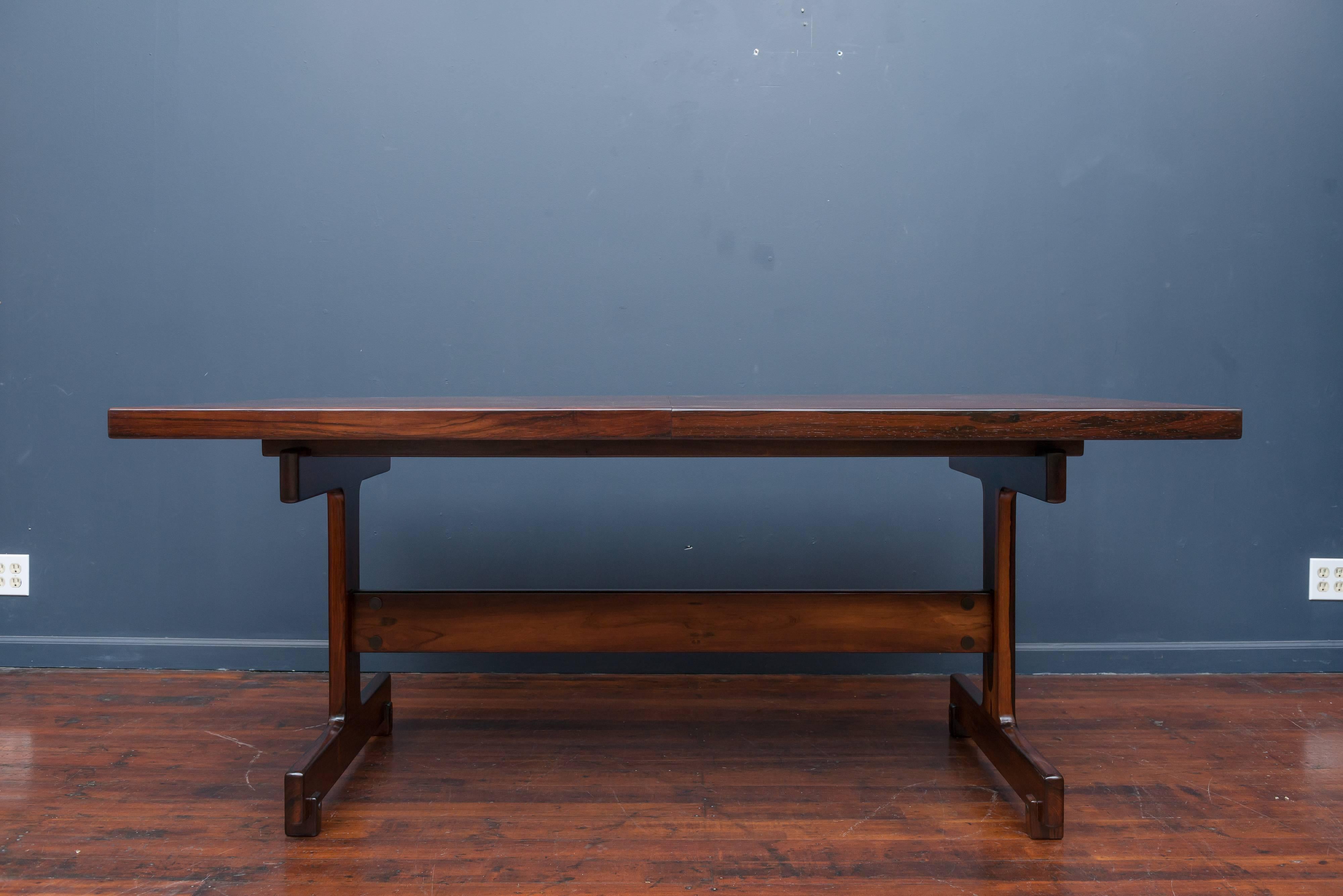 Sergio Rodrigues Brazilian rosewood dining table with one hidden butterfly leaf. Superb quality construction and attention to detail. Perfectly refinished and ready to enjoy, includes one hidden interior fold out 16