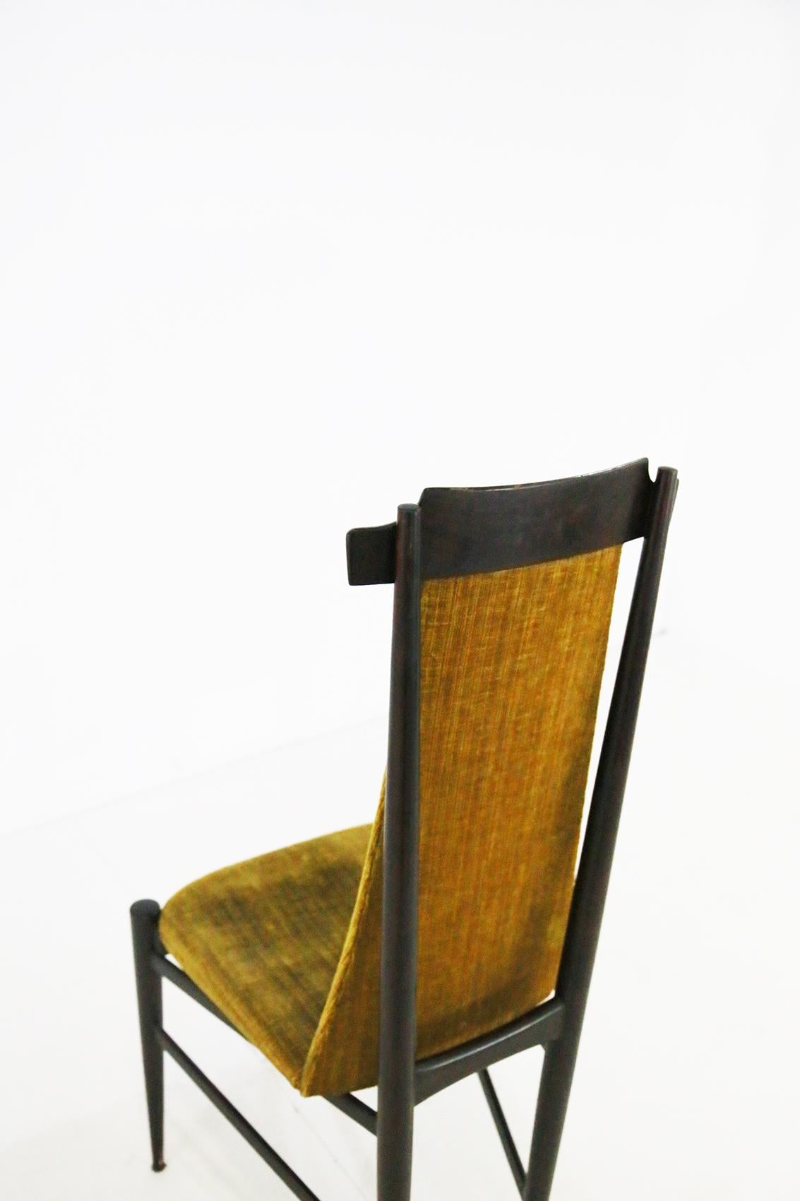 Beautiful set of 6 chairs designed by Sergio Rodrigues for the manufacture Isa Bergamo.
The chairs are made of rosewood and covered with original velvet of the time. The velvet is ribbed in yellow ochre. Very slight scratches can be seen due to age