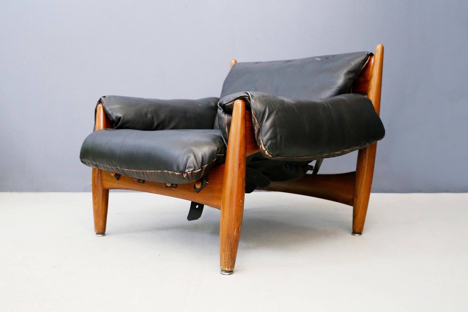 Large and comfortable Lounge chair with Ottoman by Sergio Rodrigues for the manufacture of Isa Bergamo under the name MOLE chair or Sheriff. Designed in 1957, the chair won first prize at the IV International Furniture Competition in 1961.