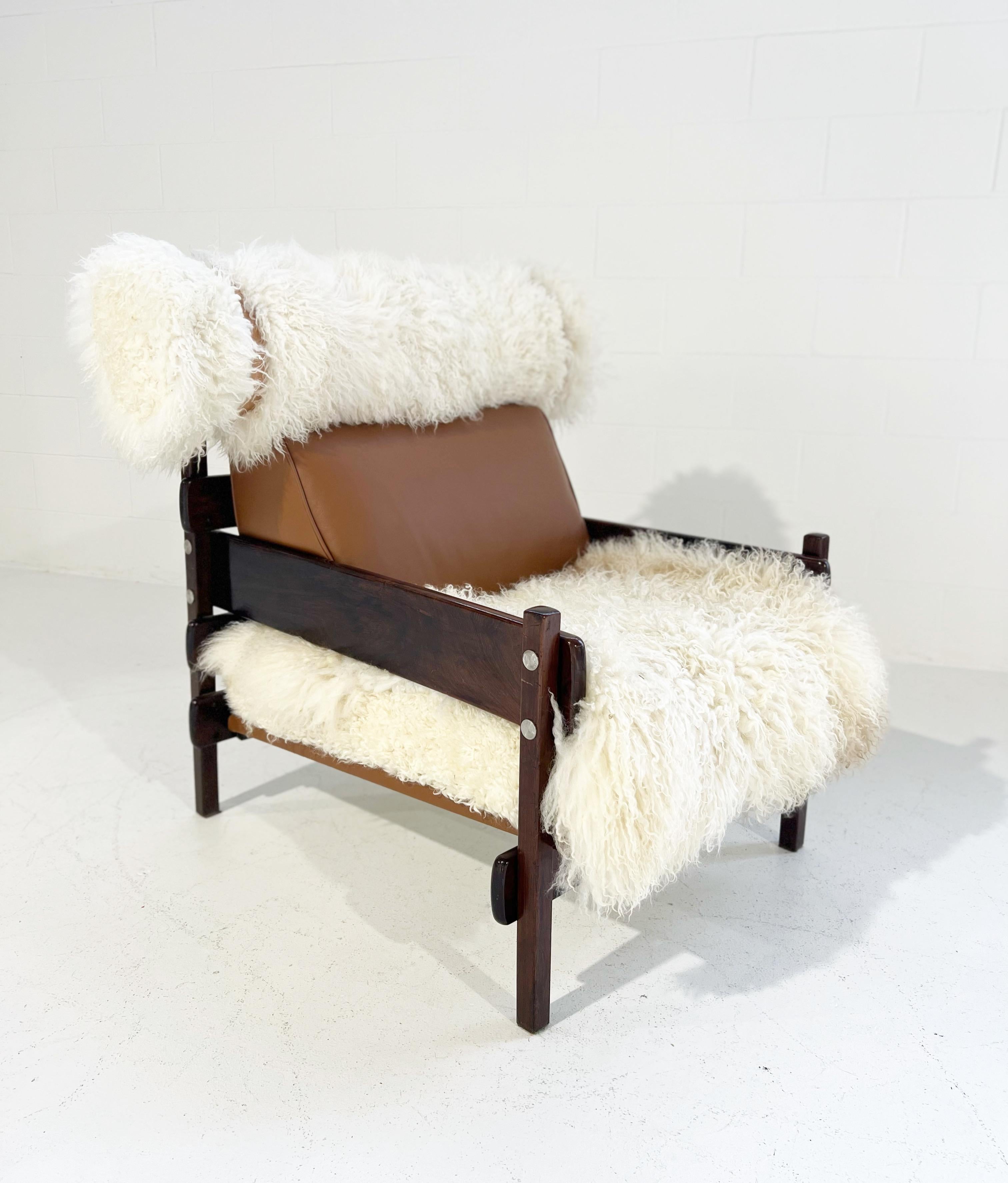 Sergio Rodrigues for Oca Tonico Chair Restored in Gotland Sheepskin and Leather For Sale 4