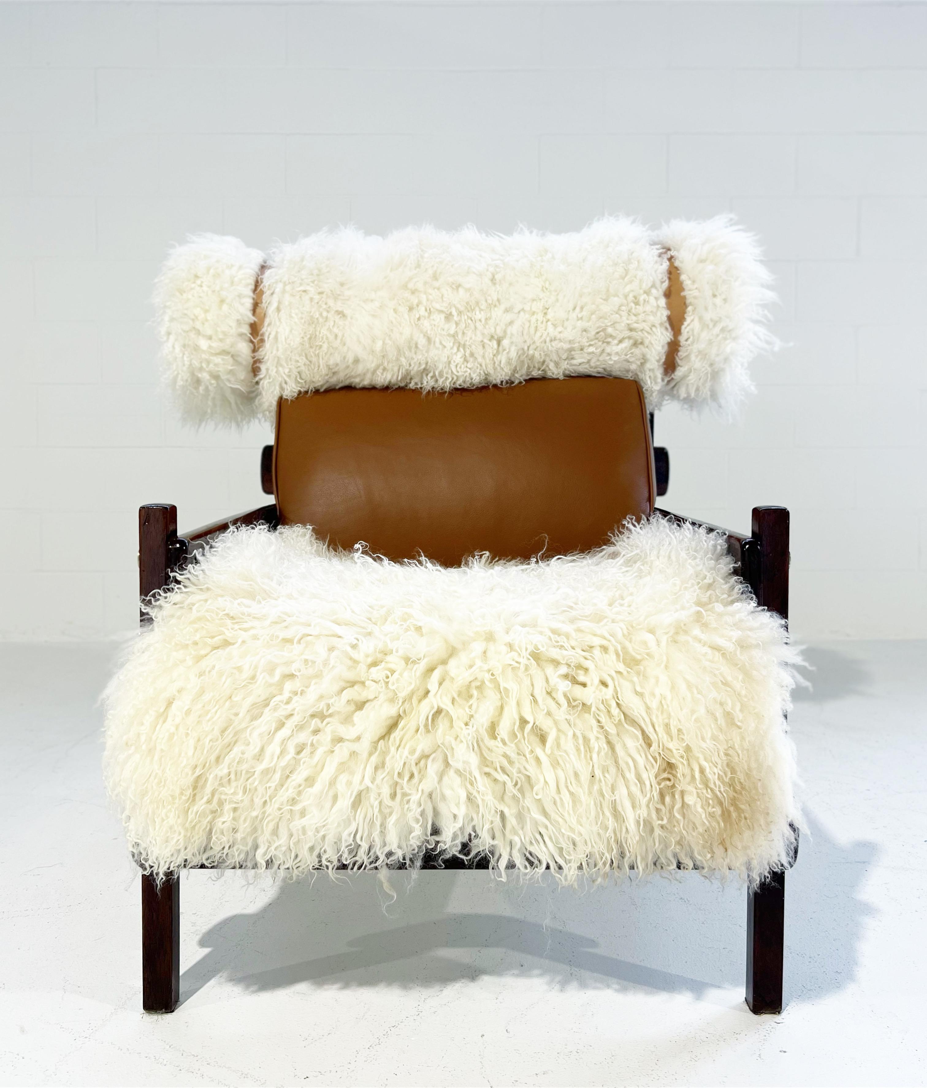 Sergio Rodrigues for Oca Tonico Chair Restored in Gotland Sheepskin and Leather For Sale 1