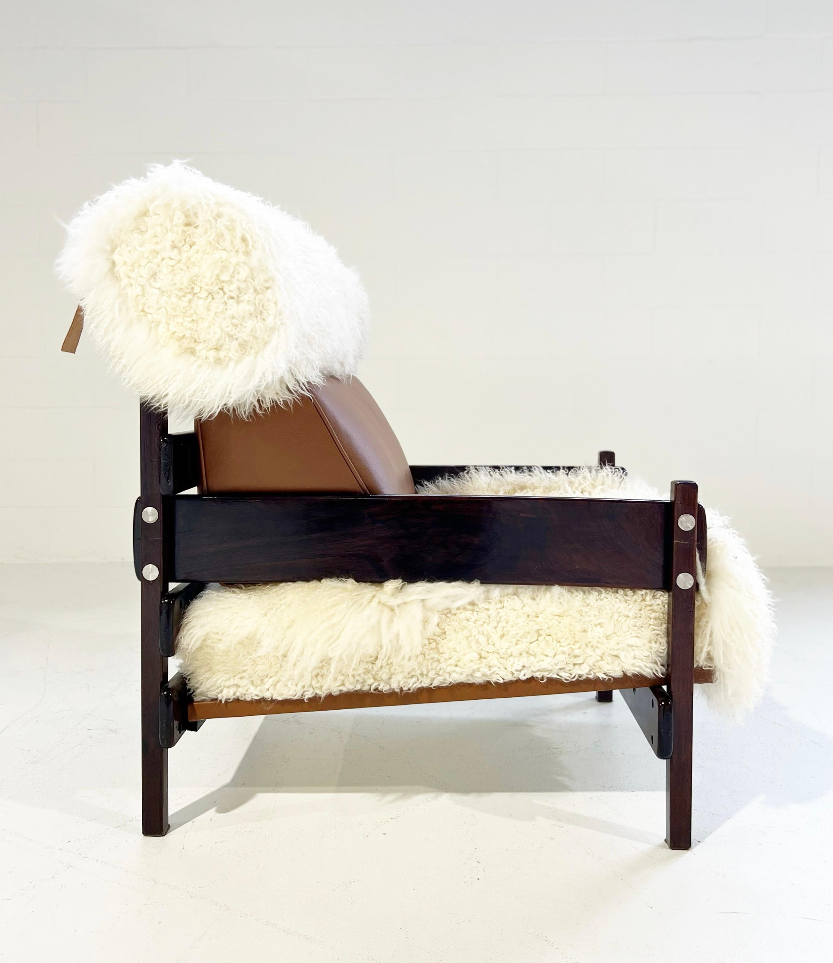 Sergio Rodrigues for Oca Tonico Chair Restored in Gotland Sheepskin and Leather For Sale 2