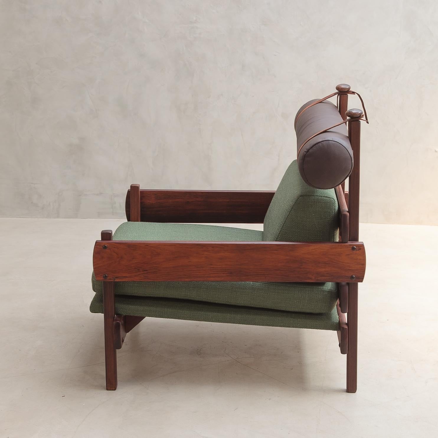 Brésilien Sergio Rodrigues, fauteuil Franco en bois de rose, appui-tête design moderne brésilien en vente