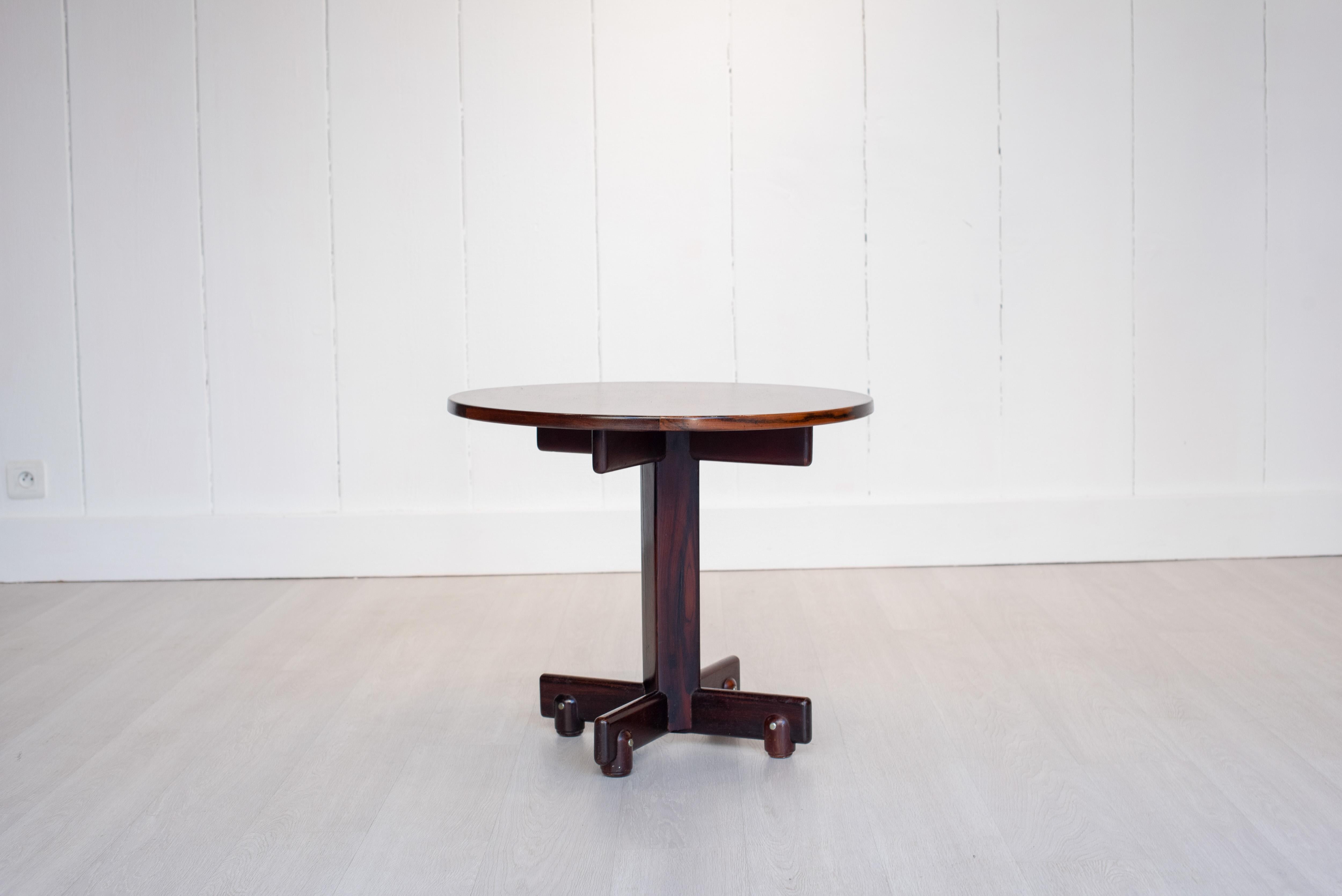 Designed in 1960 by Sergio Rodrigues, this model pedestal table 