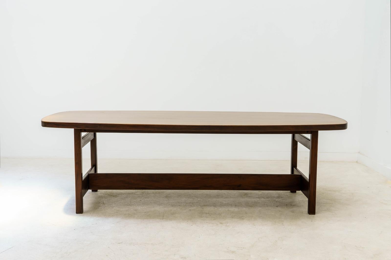 La table de salle à manger Ilidio, créée en 1965 par Sergio Rodrigues. Ce tableau se présente comme un résumé du style de Sergio Rodrigues, qui en a fait 