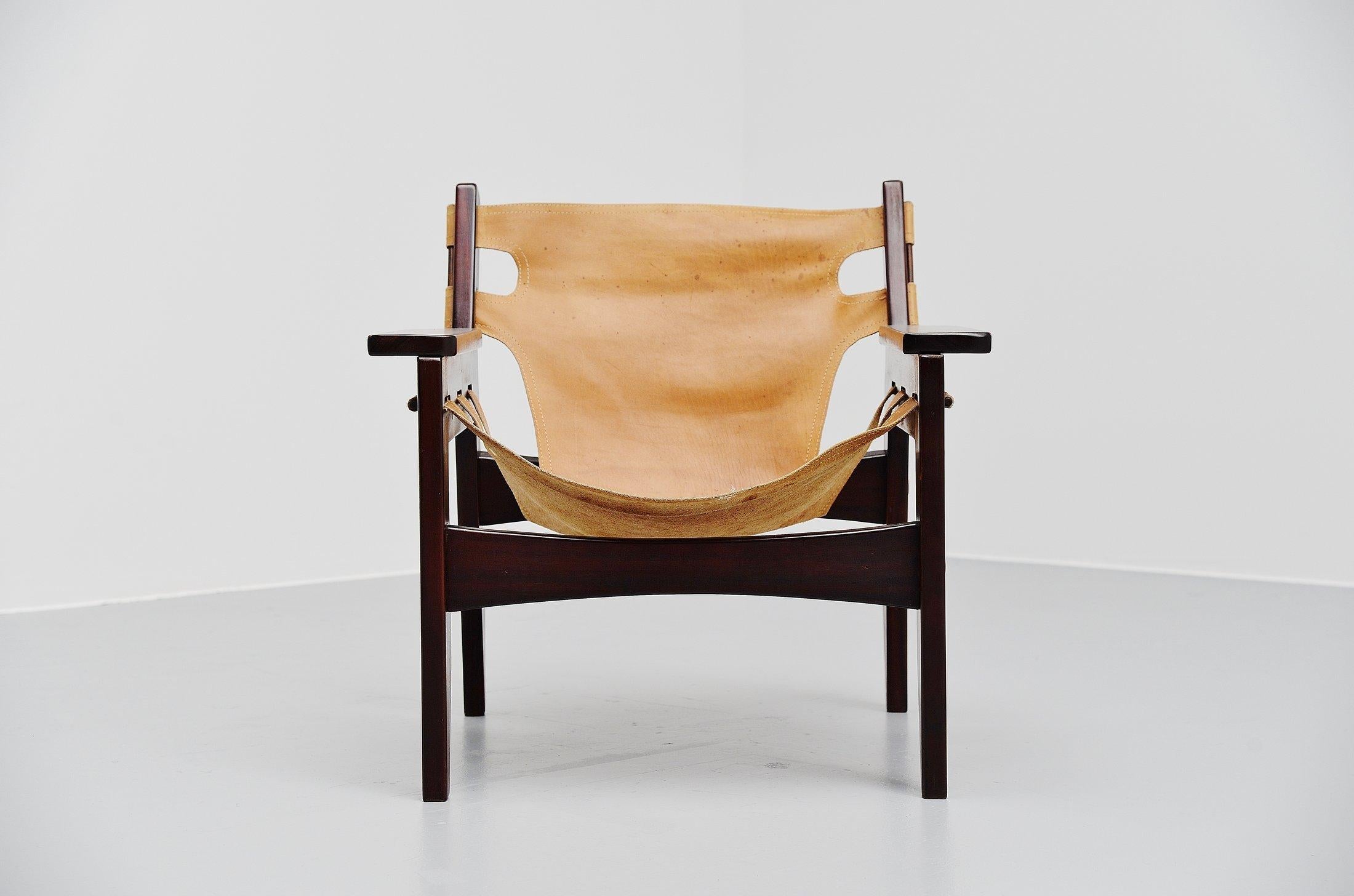 Very nice mahogany ‘Kilin’ easy chair designed by Sergio Rodrigues for OCA, Brazil, 1973. This is the European version of the Kilin easy chair in very nice deep grained mahogany with natural leather seat. This is a fantastic shaped chair, one of my
