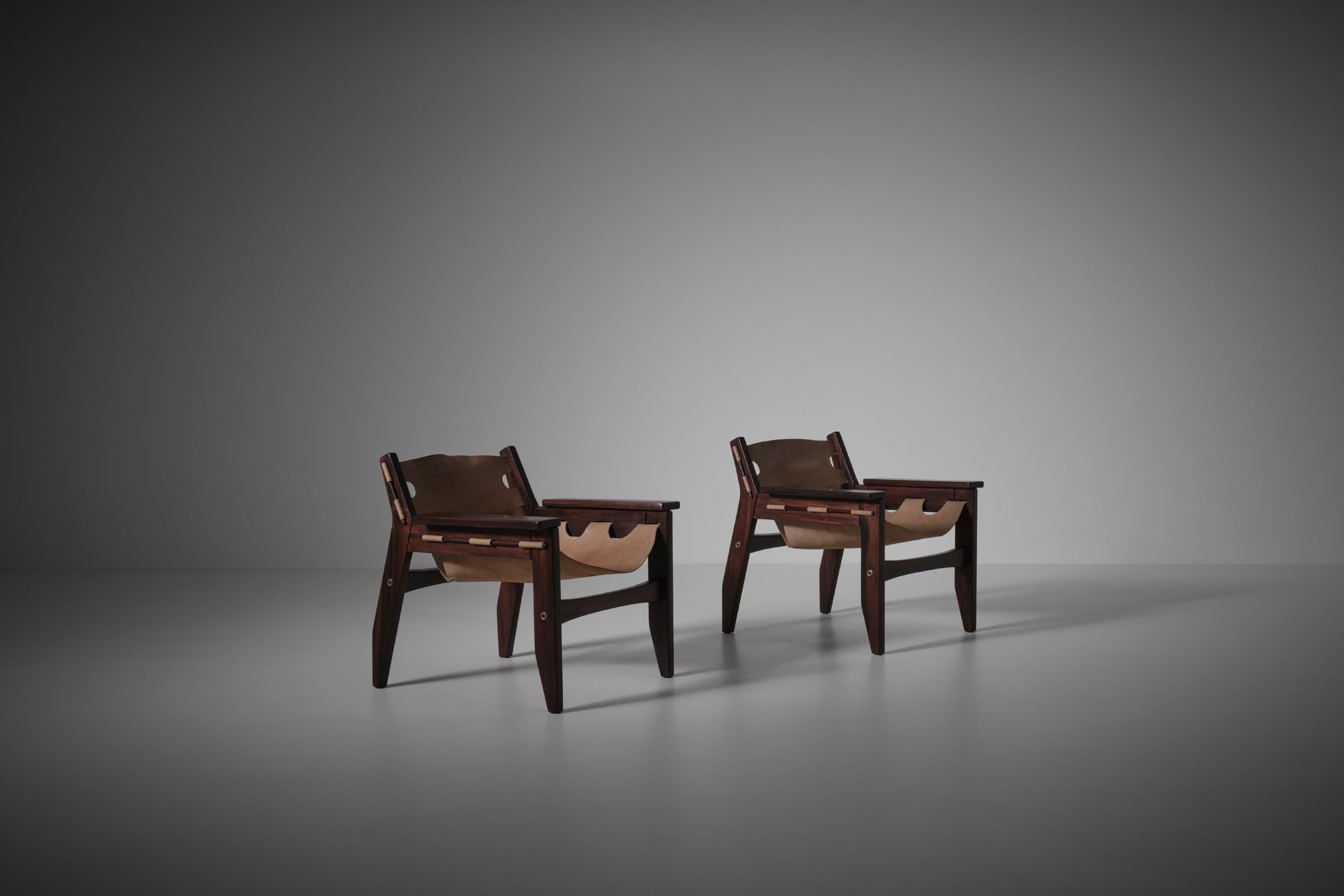 Paire de chaises longues 'Kilin' de Sergio Rodrigues pour Oca, Brésil 1973. Design distinctif en jacaranda et cuir de selle de couleur naturelle. Fauteuils confortables en très bon état d'origine avec une très belle patine sur le cuir.