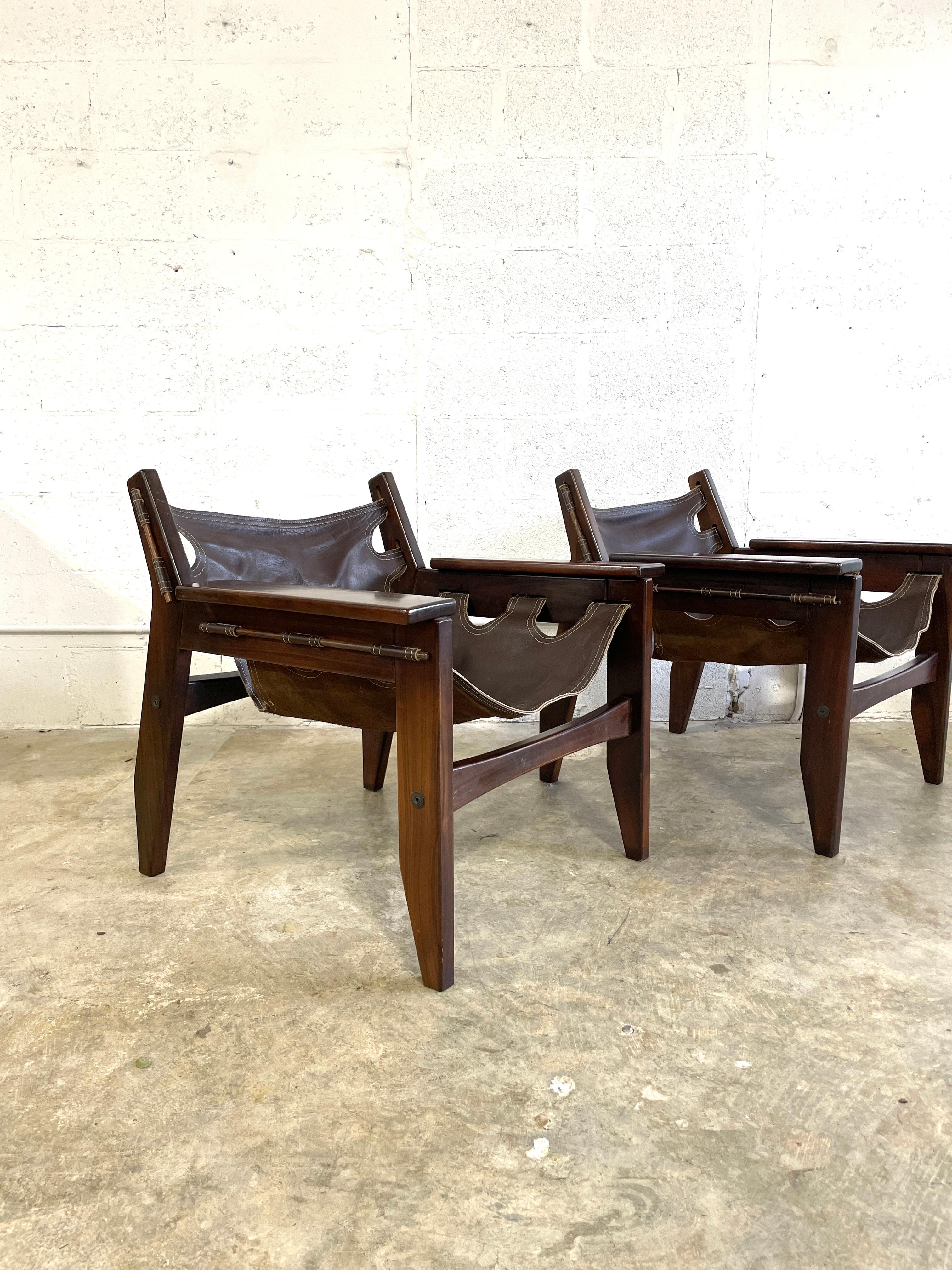 Sergio Rodrigues attribue Kilin Chairs. Produit par Oca. 2 disponibles. Cuir original. 