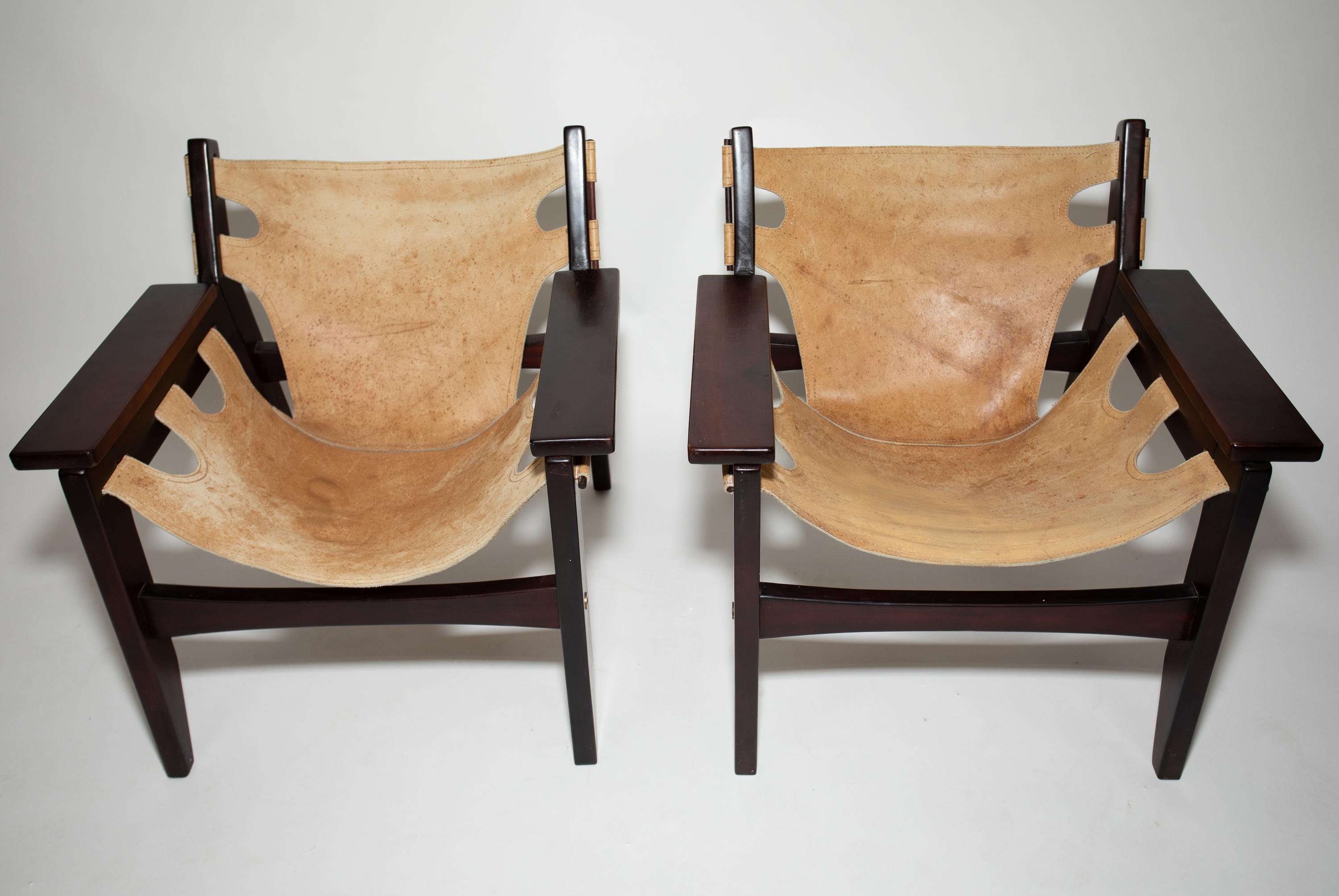 Sergio Rodrigues Kilin Chaires.
Cuir original et surface en bois.
Présence du Label OCA.