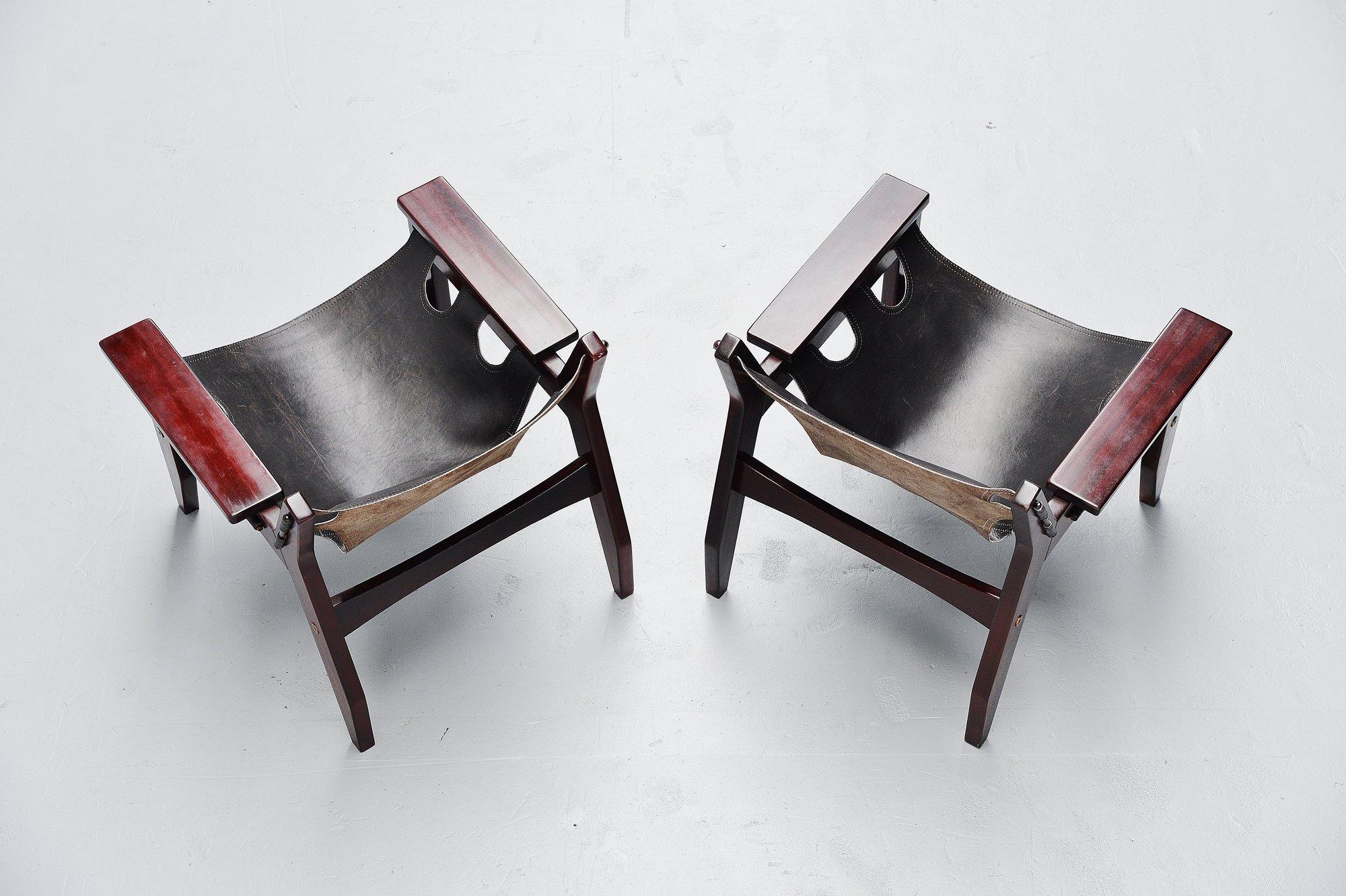Very nice pair of rosewood ‘Kilin’ easy chair designed by Sergio Rodrigues for OCA, Brazil, 1973. This is the European version of the Kilin easy chair in very nice deep grained rosewood with black leather seats. These are fantastic shaped chairs,