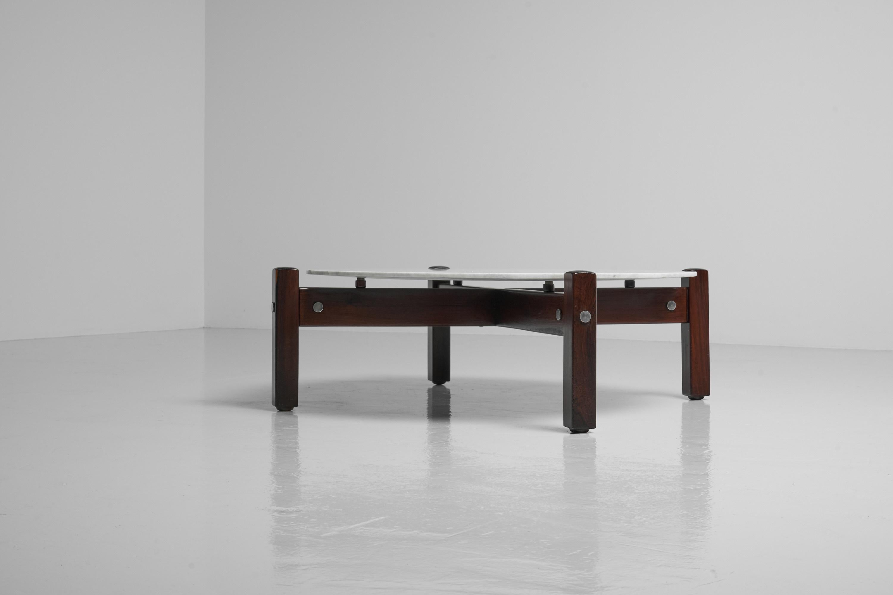 This beautiful so called ‘Latini’ coffee table was designed by Sergio Rodrigues and manufactured by OCA, Brazil 1965. This table is lighter and more minimalist than a good part of the Sérgio Rodrigues oeuvre. The table consists of a solid rosewood