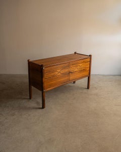 Commode « Luciana » de Sergio Rodrigues, en palissandre brésilien (Oca), années 1960