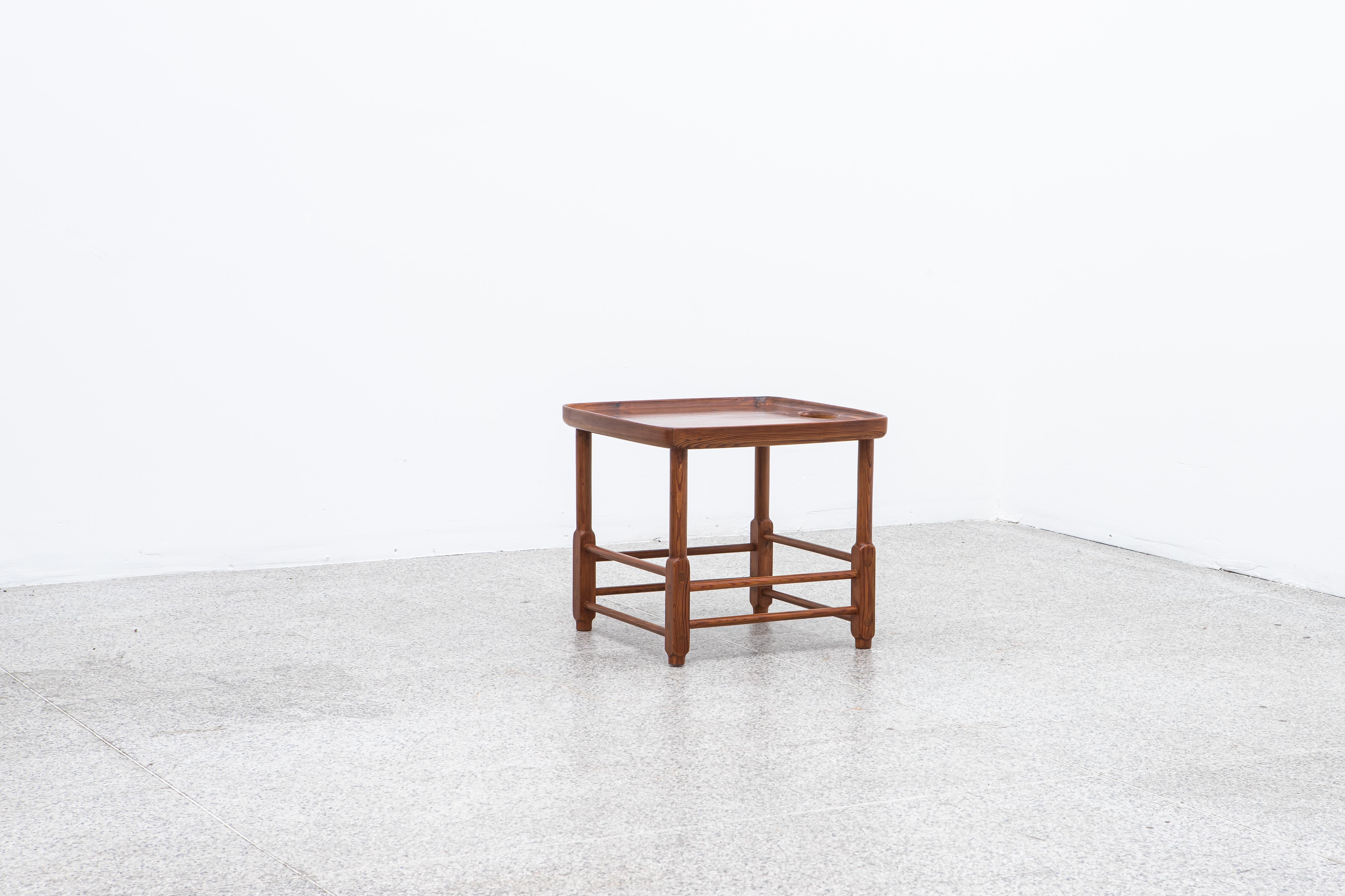 Sergio Rodrigues, conocido por sus contribuciones icónicas al diseño de muebles brasileño, creó el taburete Magrini en 1963 como testimonio de su incomparable artesanía. El Taburete Magrini, que bautizó así en honor a un buen amigo, Franco Magrini,
