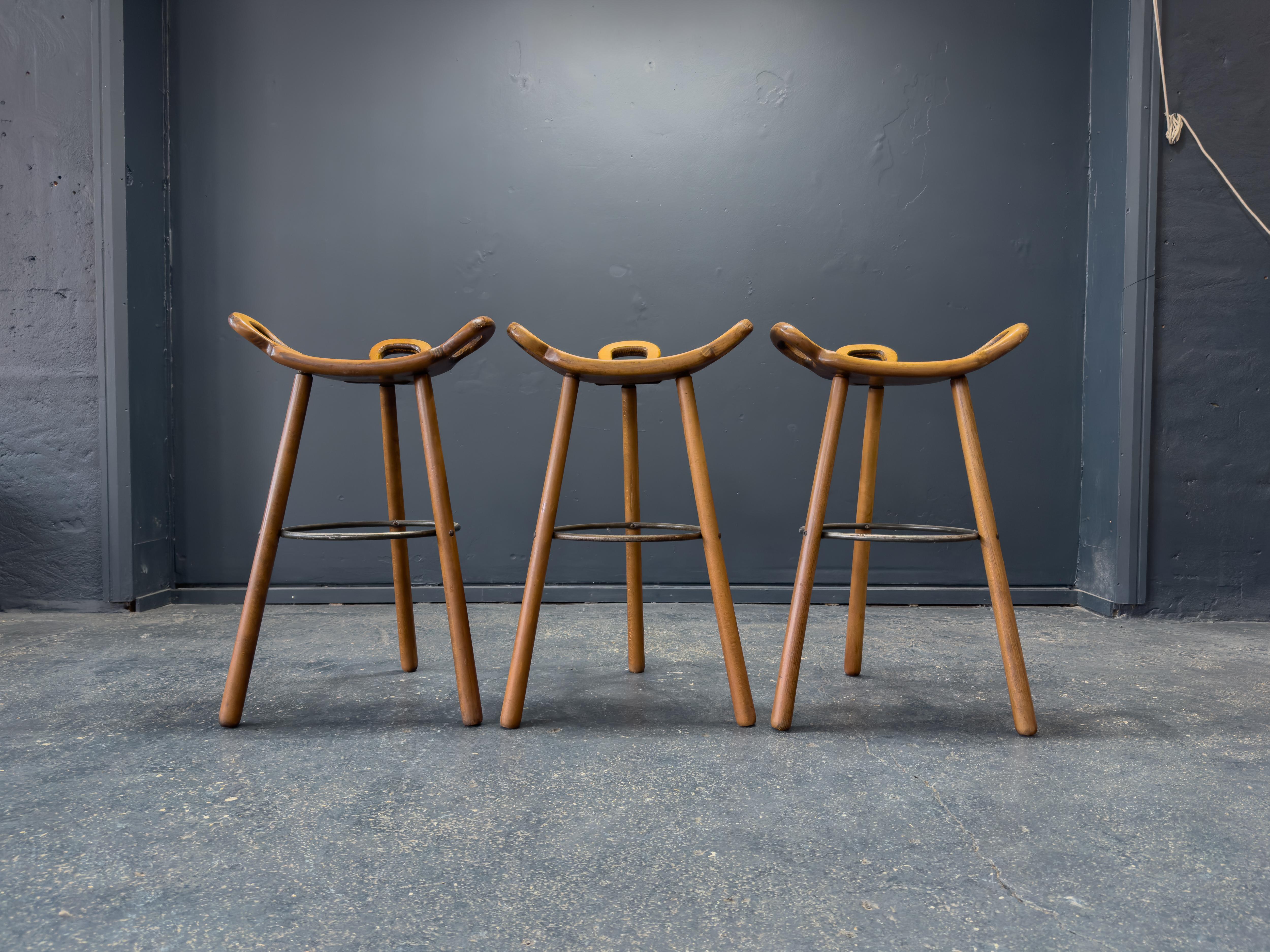 El taburete Merbella, de Sergio Rodrigues, es un sorprendente ejemplo del diseño brasileño de mediados de siglo, que encarna tanto la audacia escultórica como el ingenio ergonómico. Diseñada en la década de 1960, esta pieza icónica ejemplifica la