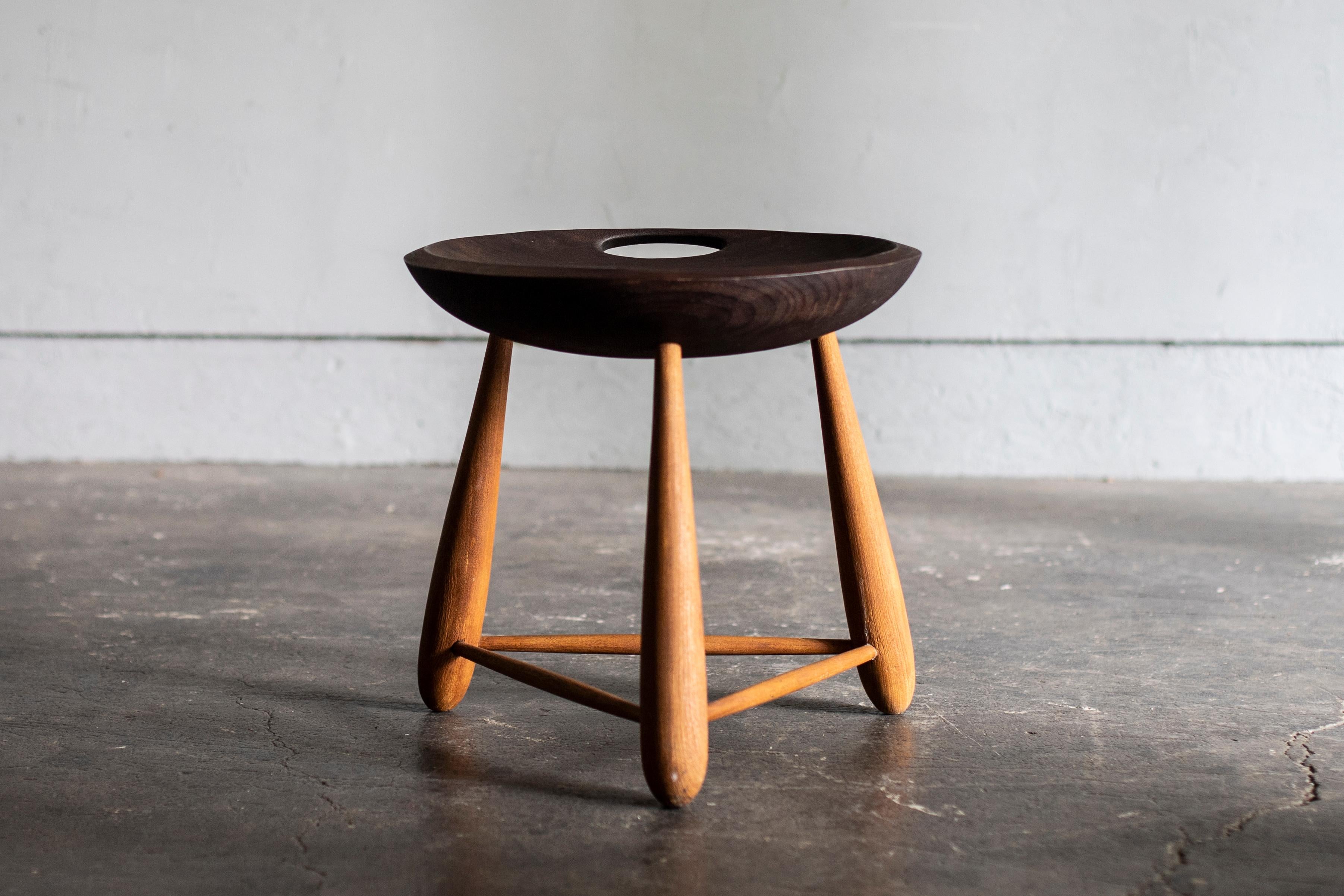 'Mocho' stool designed by Sergio Rodrigues in 1954.
One of the most iconic and important designs of Brazilian midcentury furniture.
Sergio Rodrigues was inspired by traditional milking stools with one leg and the people who used it, so that this