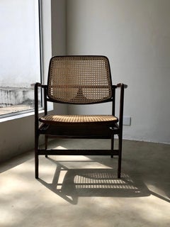 Fauteuil "Oscar" de Sergio Rodrigues pour OCA:: en bois de rose et canne:: pièce unique