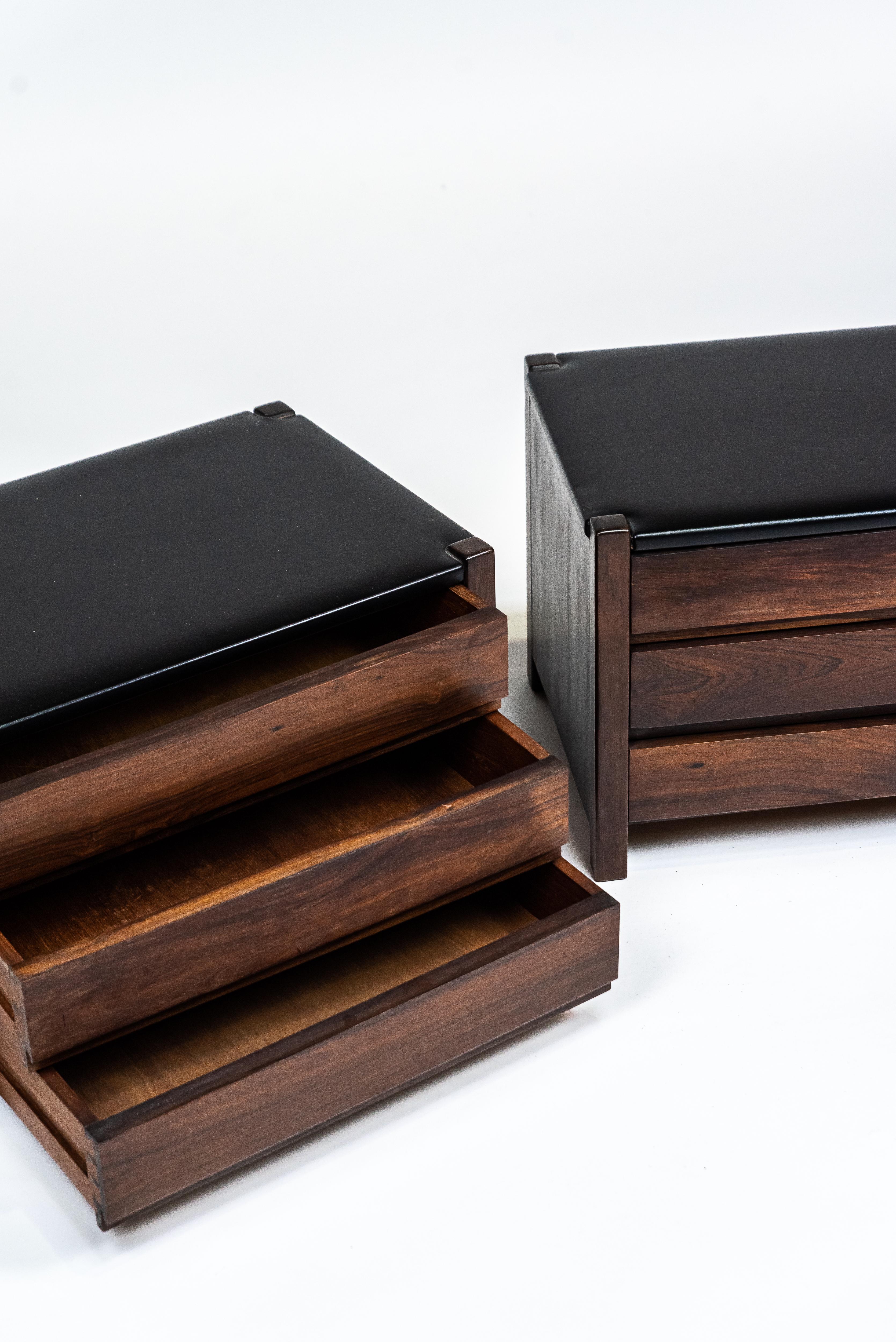 This pair of bedside tables presents the typical characteristics that have made the reputation of Sergio Rodrigues, 
