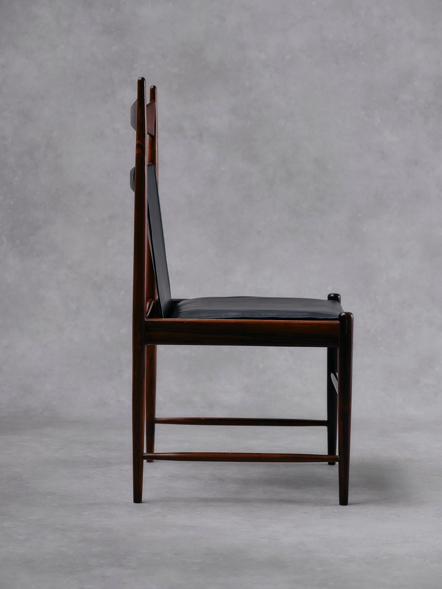 Metà XX secolo Sergio Rodrigues, Coppia di sedie vintage con schienale alto 'Cantu', Brasile, anni '60 in vendita