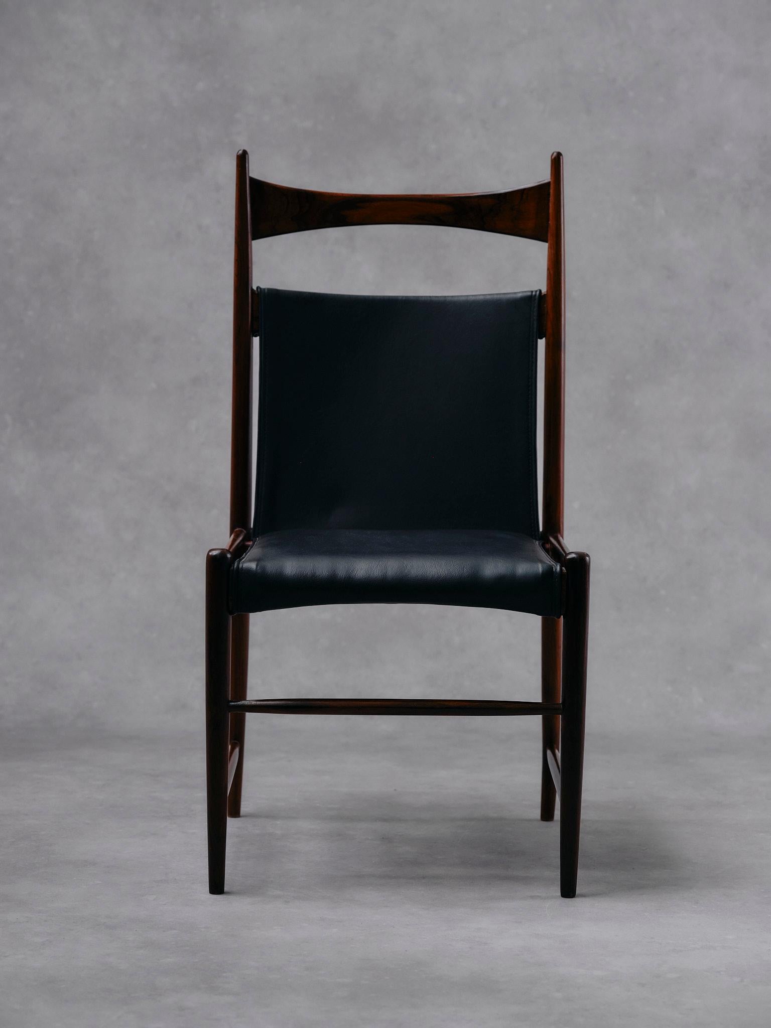 Pelle Sergio Rodrigues, Coppia di sedie vintage con schienale alto 'Cantu', Brasile, anni '60 in vendita