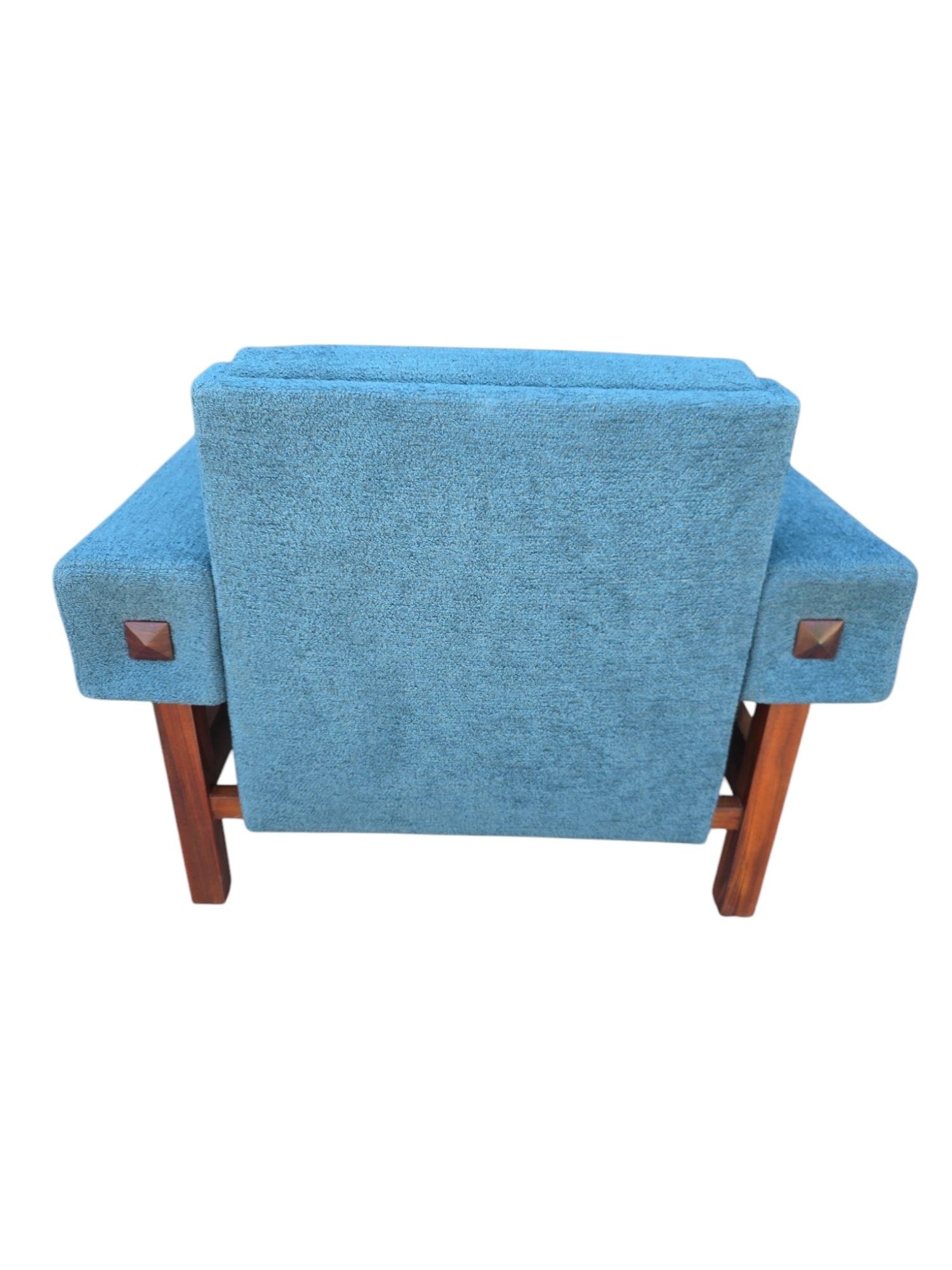 Sergio Rodrigues Seltene Palisander Armstühle - Paar (Rosenholz) im Angebot