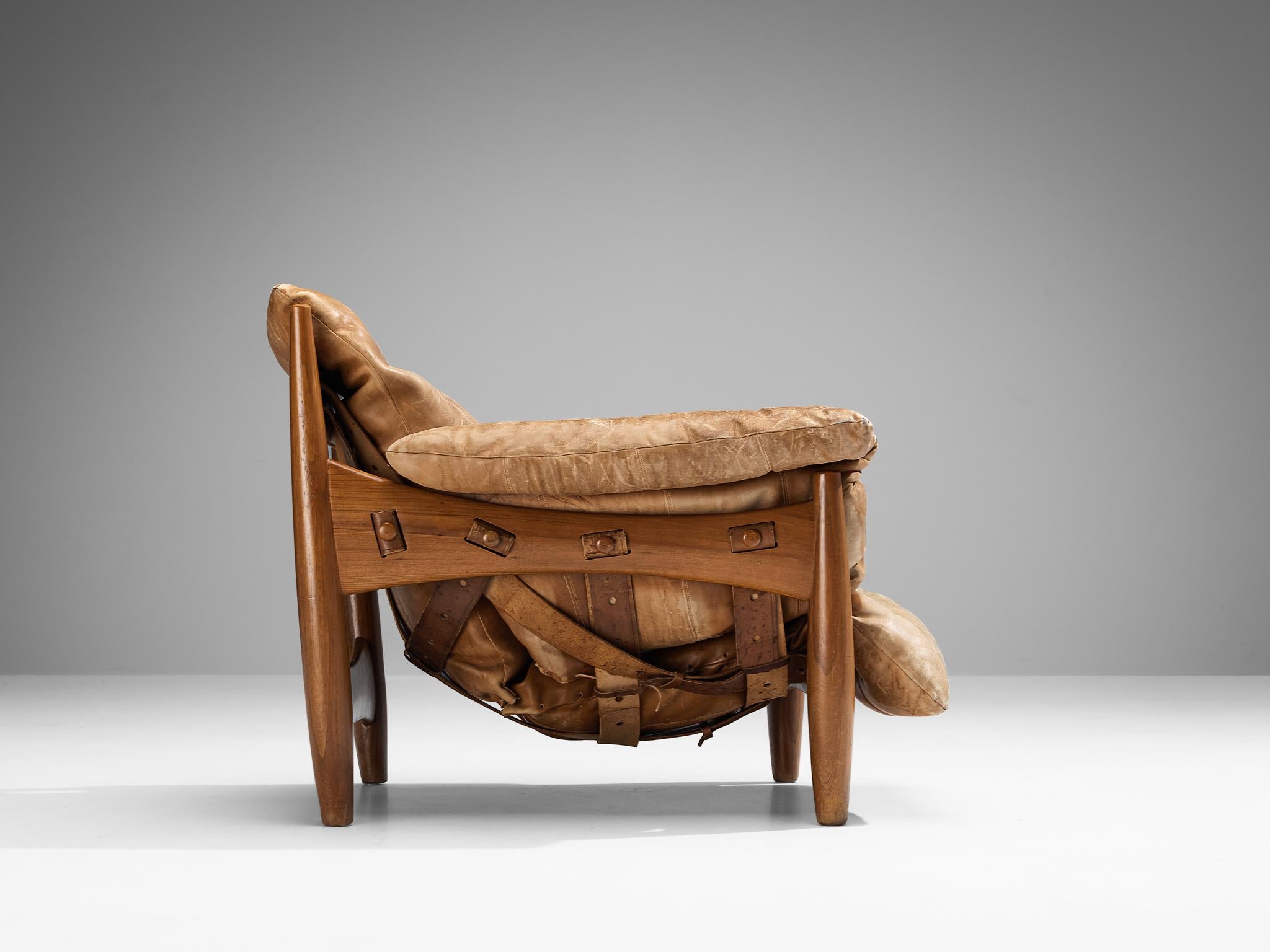 Sergio Rodrigues 'Sheriff' Lounge Chair in Walnut and Cognac Leather In Good Condition In Waalwijk, NL