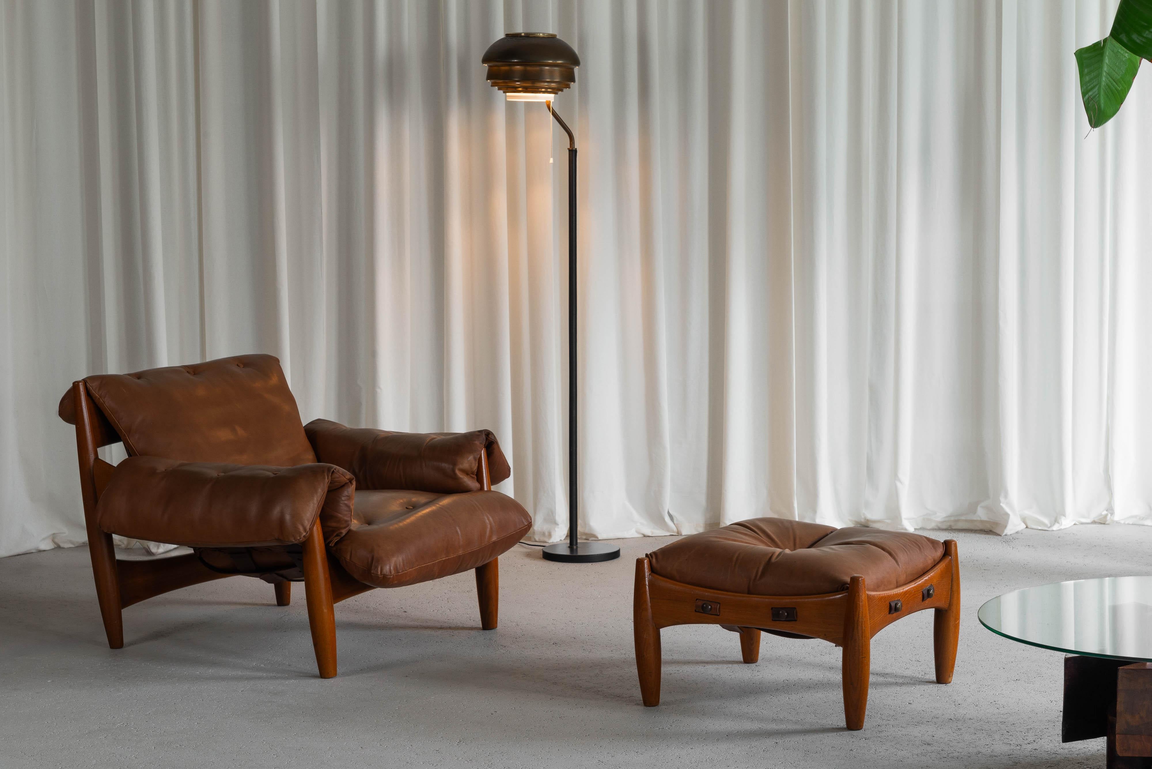 Fantastic Sheriff lounge chair designed by Sergio Rodrigues and manufacture by ISA Bergamo in Itay in 1961. This is not a chair you sit in. You don’t sit in a soft armchair, you relax, you dream, and you recharge yourself. It is a lap of solid teak