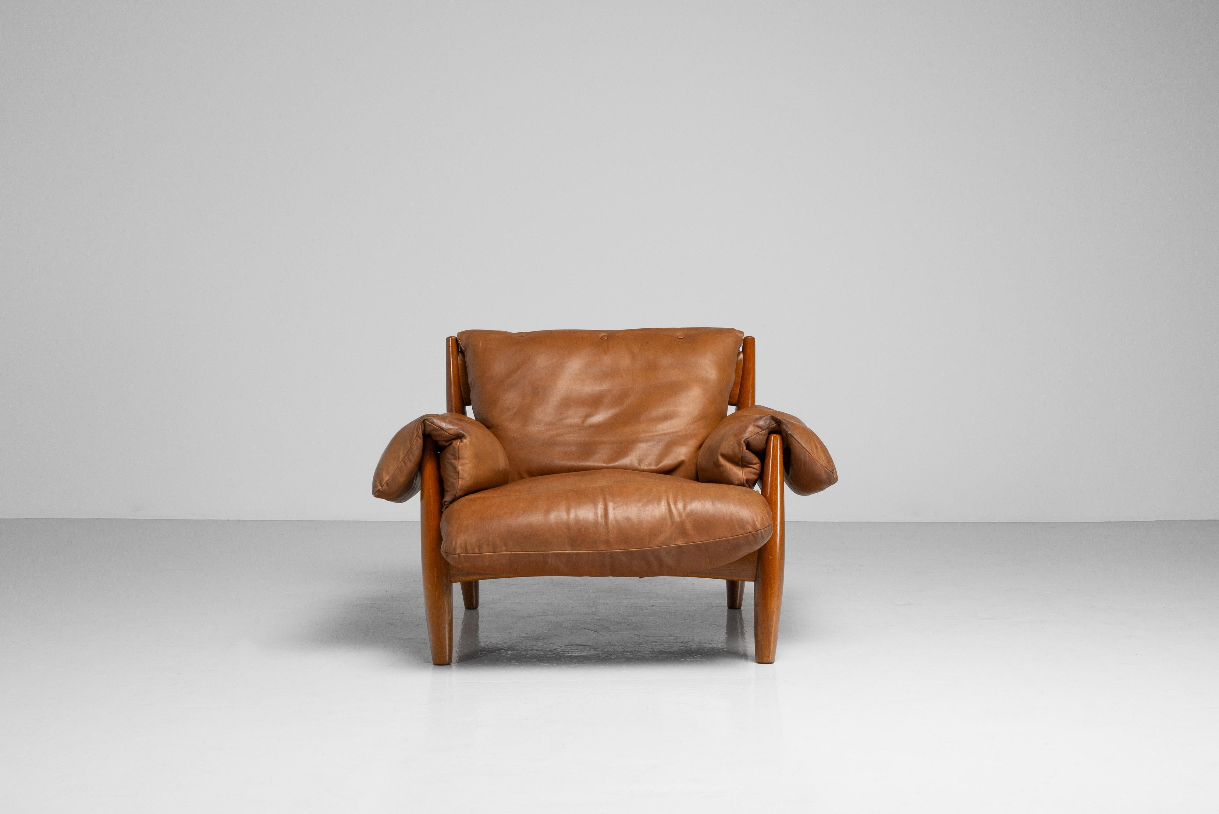 Sergio Rodrigues Sheriff lounge chair ISA Bergamo Italy 1961 In Good Condition In Roosendaal, Noord Brabant